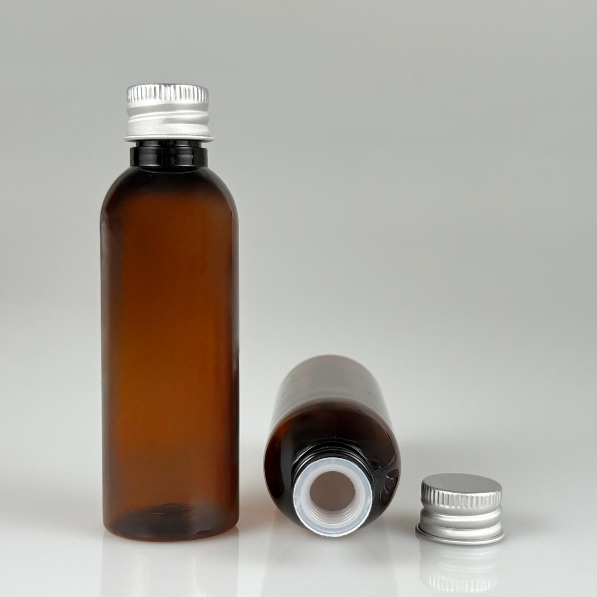 50 CC AMBER SİLİNDİR UZUN MODEL PET ŞİŞE + KÖPÜK CONTALI GÜMÜŞ ALÜMİNYUM METAL KAPAKLI + KÖR TIPALI TAKIM - 50 ML KAHVERENGİ PLASTİK ŞİŞE
