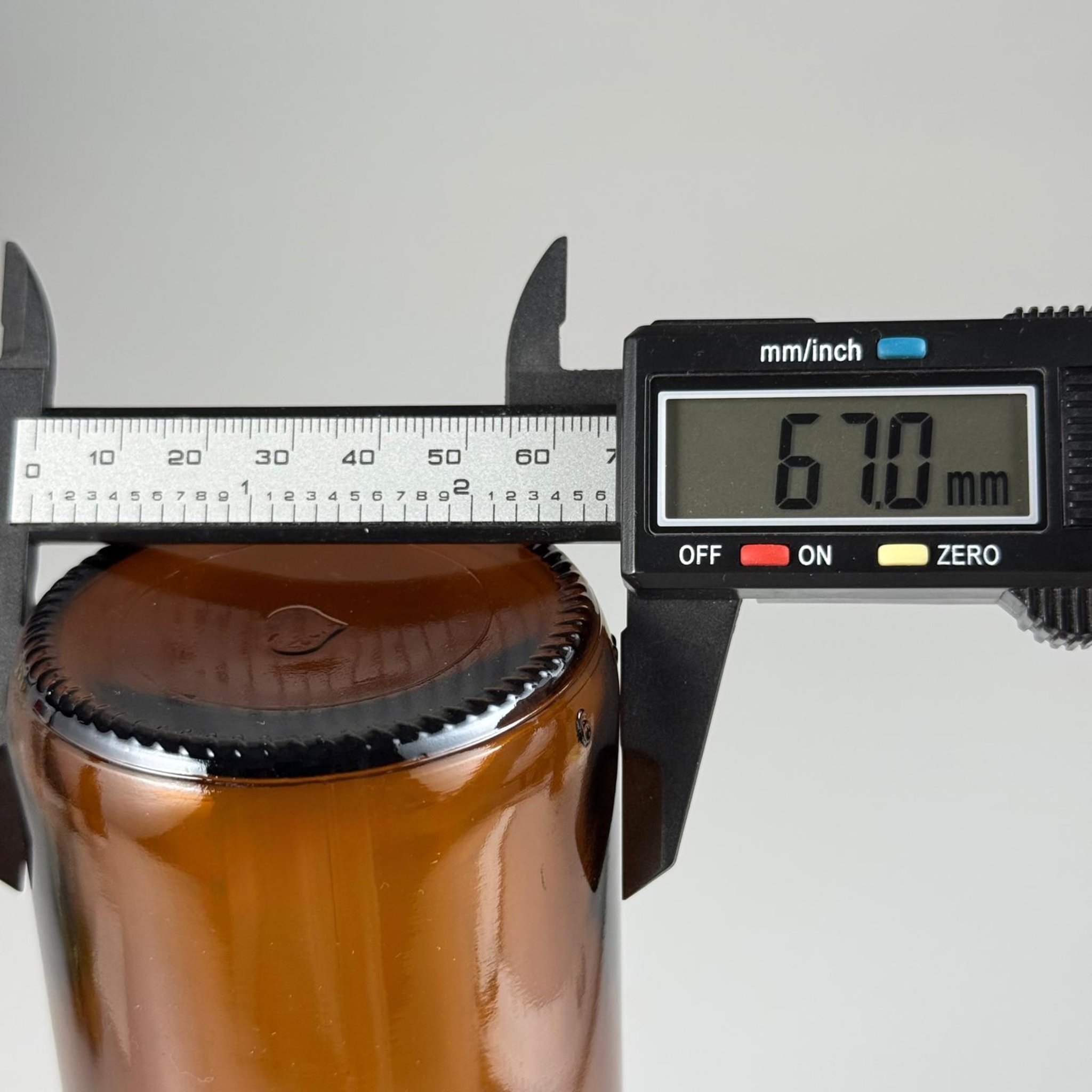 500 CC ENDÜSTRİYEL, KEVITA MODEL GENİŞ AĞIZLI AMBER CAM ŞİŞE - BEYAZ PLASTİK KAPAKLI + KENDİNDEN YAPIŞKANLI KÖPÜK CONTALI TAKIM - 500 ML CAM KAHVERENGİ ECZA, ZEYTİNYAĞI, ÇEREZ, GRANÜR KAHVE, COLDBREW VB İÇİN ÇOK AMAÇLI CAM ŞİŞELER