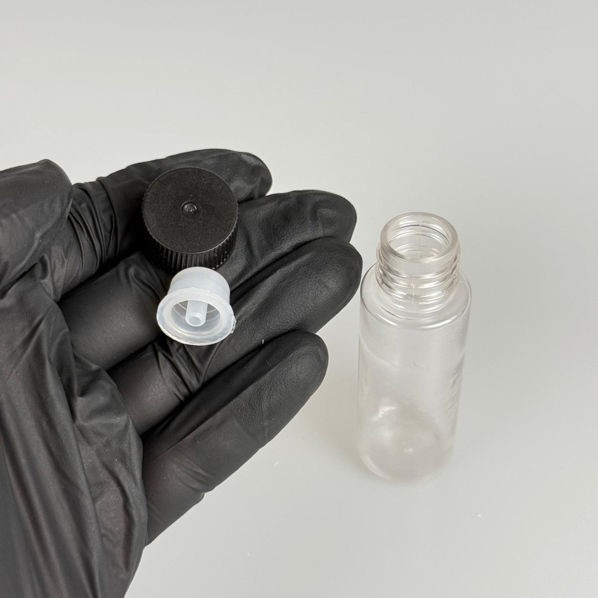 20 CC İÇTEN DAMLALIKLI PLASTİK ŞİŞE -  20 ML ŞEFFAF PET ŞİŞE + CONTALI SİYAH KAPAK + KOLONYA TIPALI (DELEREK KULLANILIR) TAKIM