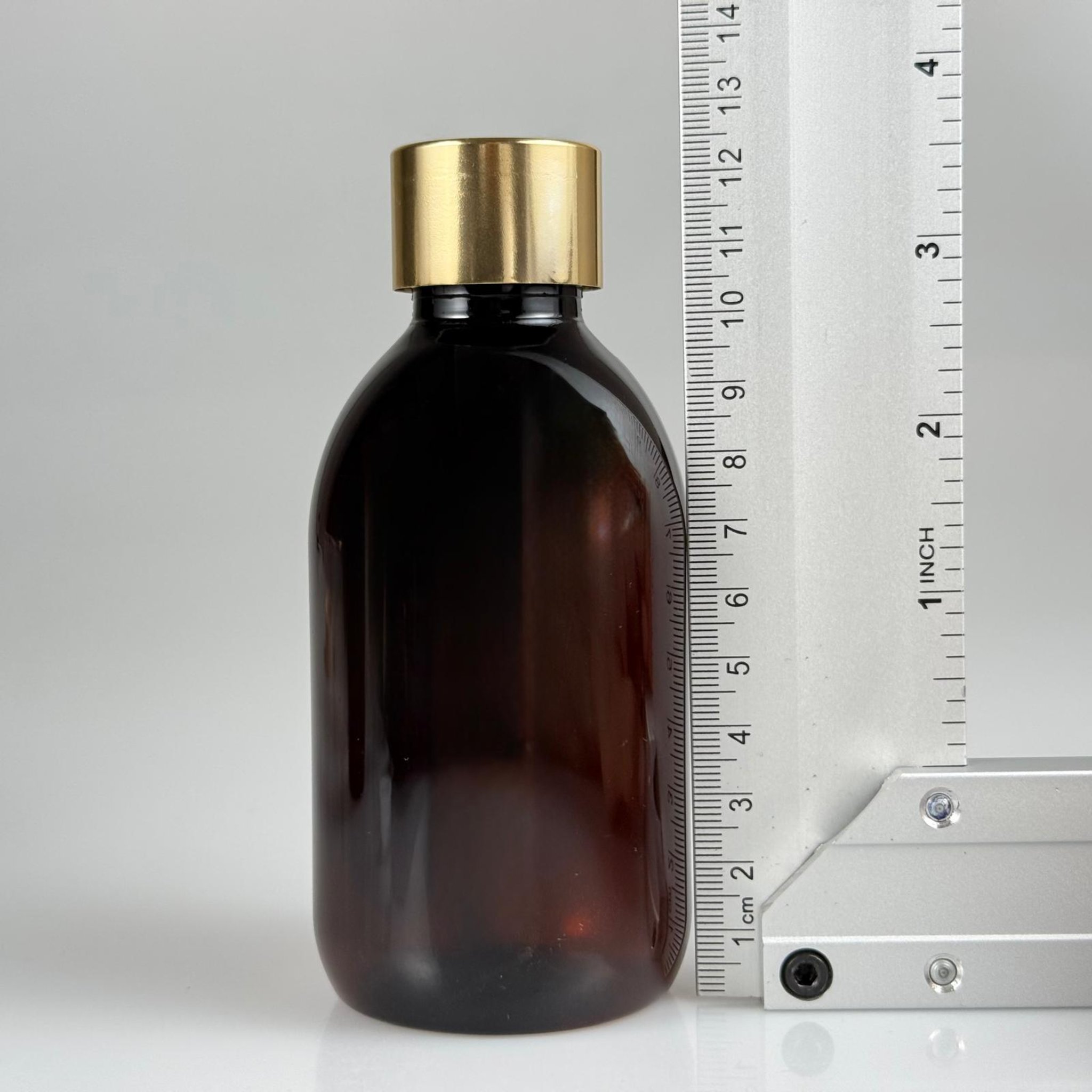 200 CC AMBER PET ECZA ŞİŞESİ + ALÜMİNYUM KAPLAMALI GOLD KAPAKLI + KÖR TIPALI TAKIM  - 200 ML KAHVERENGİ PLASTİK ŞURUP ŞİŞESİ (21 GR)