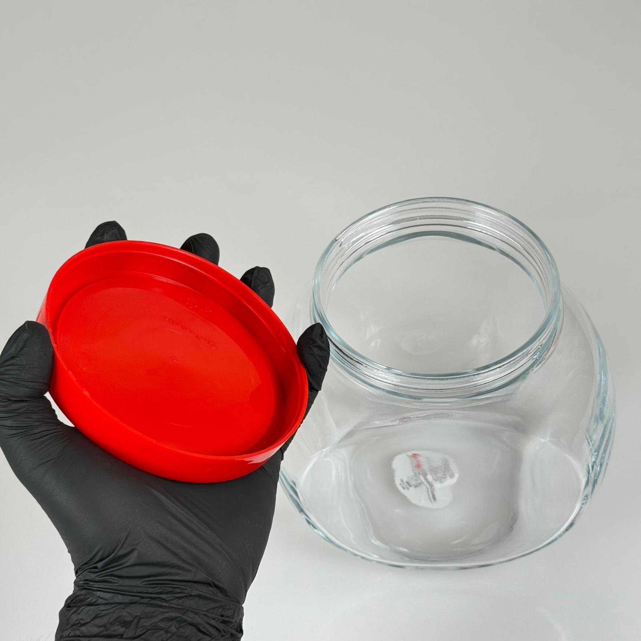 PAŞABAHÇE KODU 80000 ÜÇ DİPLİ YATIK CAM KAVANOZ EBAT 1500 CC - BEYAZ KAPAKLI RAF TEŞHİR KAVANOZU