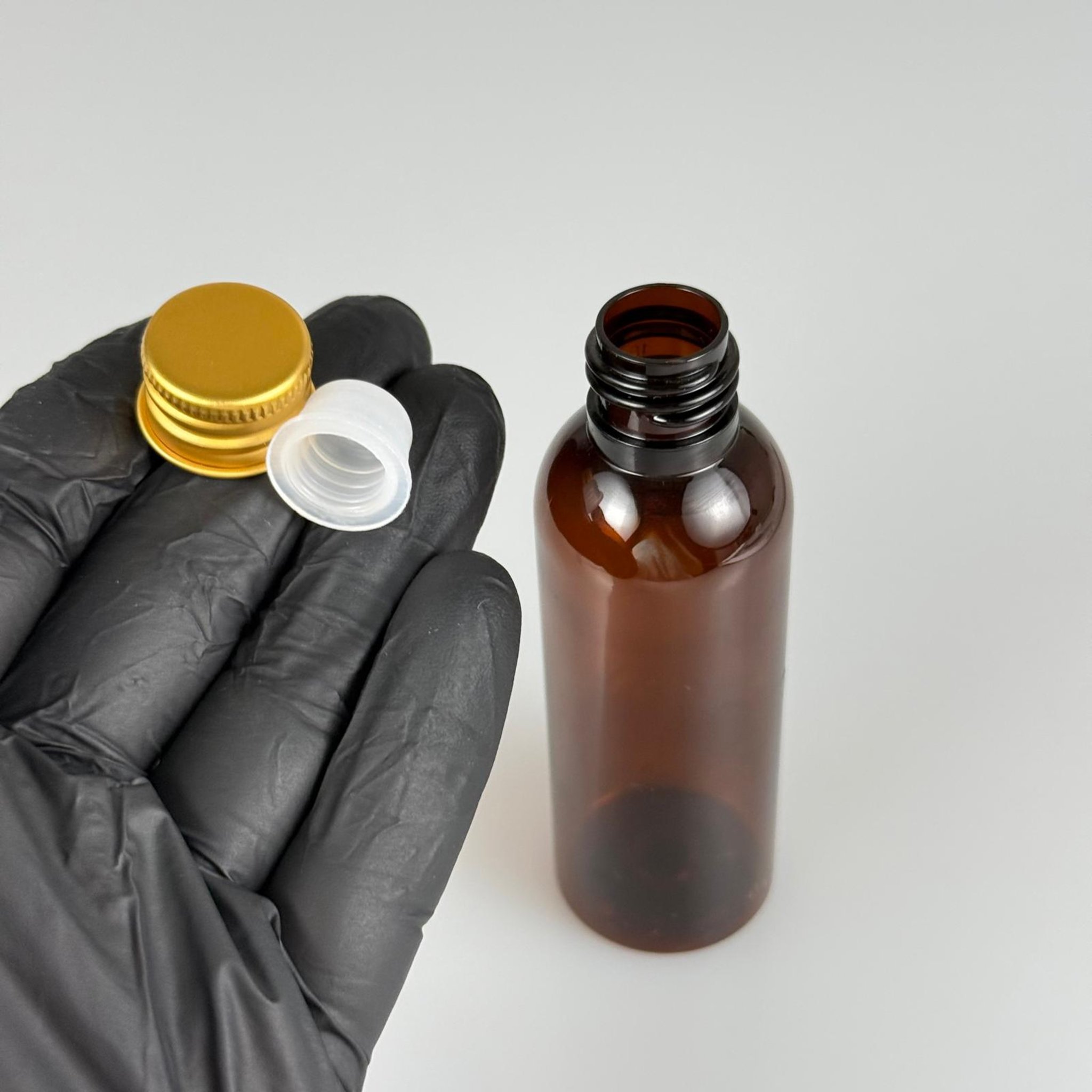 50 CC AMBER SİLİNDİR UZUN MODEL PET ŞİŞE + KÖPÜK CONTALI GOLD ALÜMİNYUM METAL KAPAKLI + KÖR TIPALI TAKIM - 50 ML KAHVERENGİ PLASTİK ŞİŞE