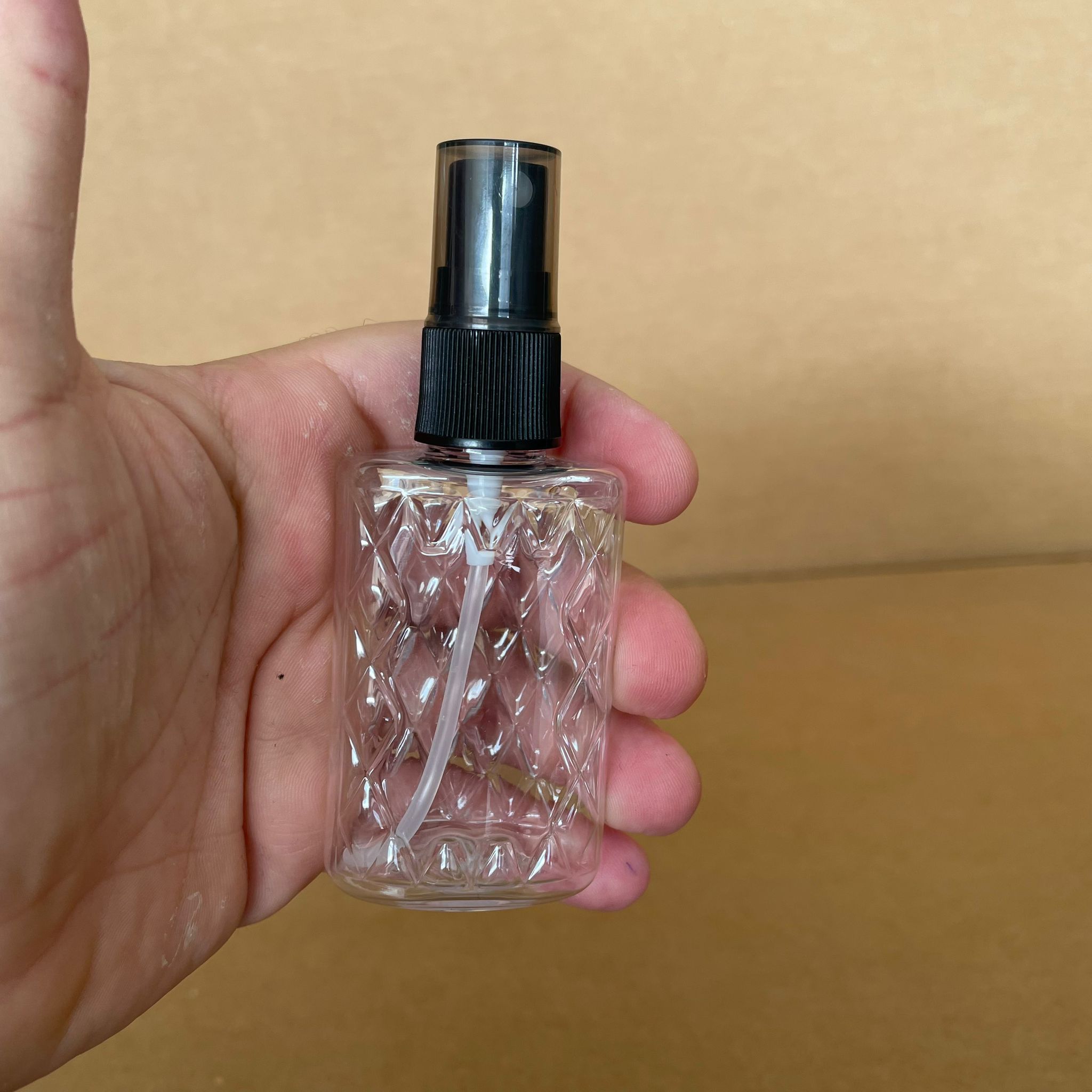 50 CC ŞEFFAF PET KÖŞELİ PARFÜM ŞİŞESİ - SİYAH SPREYLİ - 50 ML PLASTİK PARFÜM - KOLONYA ŞİŞESİ