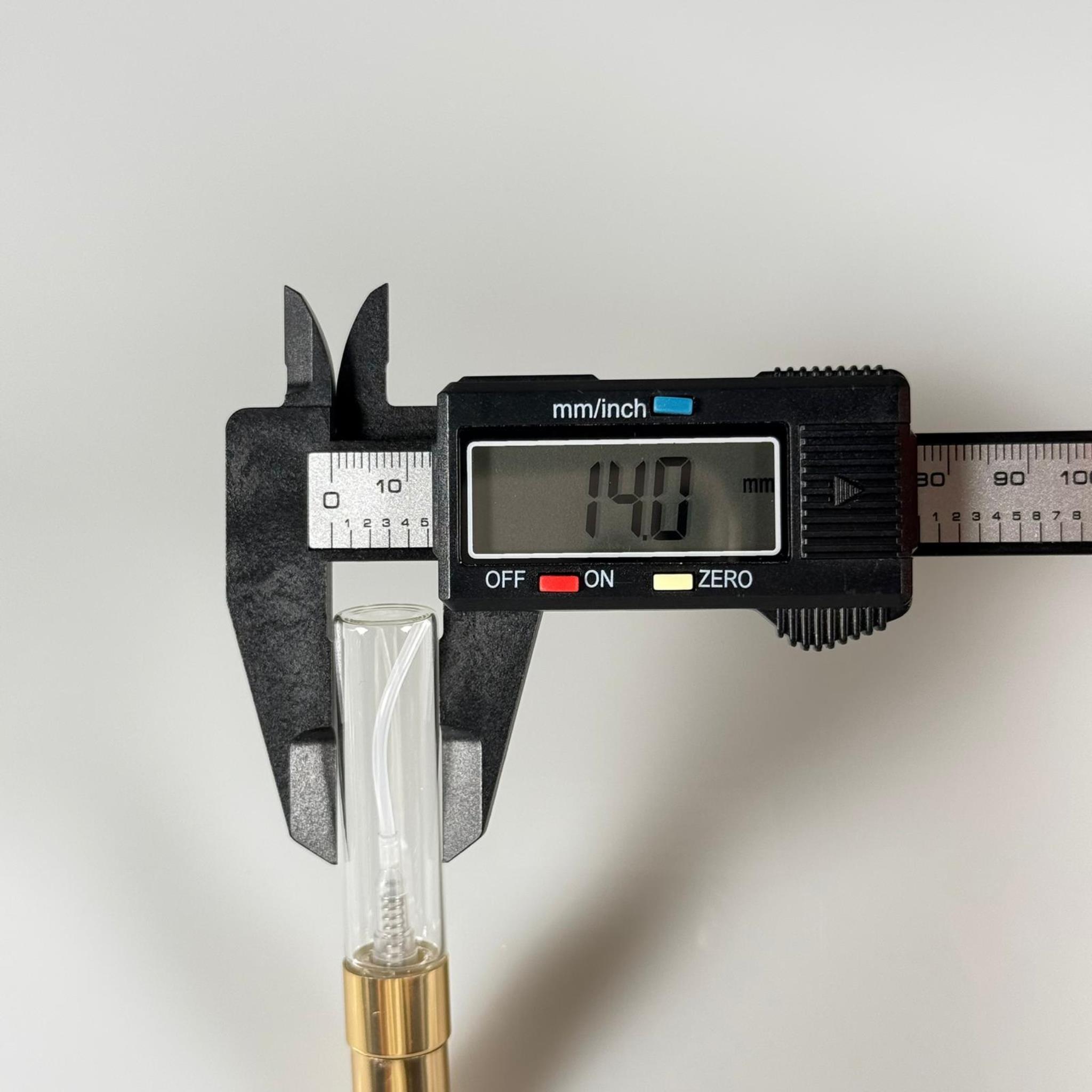 5 CC TESTER PARFÜM ŞİŞESİ - CAM KALEM PARFÜM ŞİŞESİ GOLD METAL SPREYLİ KAPAKLI TAKIM - 5 ML CAM TÜP PARFÜM ŞİŞESİ - VİDALI SPREY VALF TEKRAR DOLDURULABİLİR - HEDİYELİK CAM KOLONYA ŞİŞESİ - DÜĞÜN, NİŞAN, SÖZ, KINA, CENAZE, PROMOSYON İÇİN HEDİYELİK KOLONYA ŞİŞELERİ