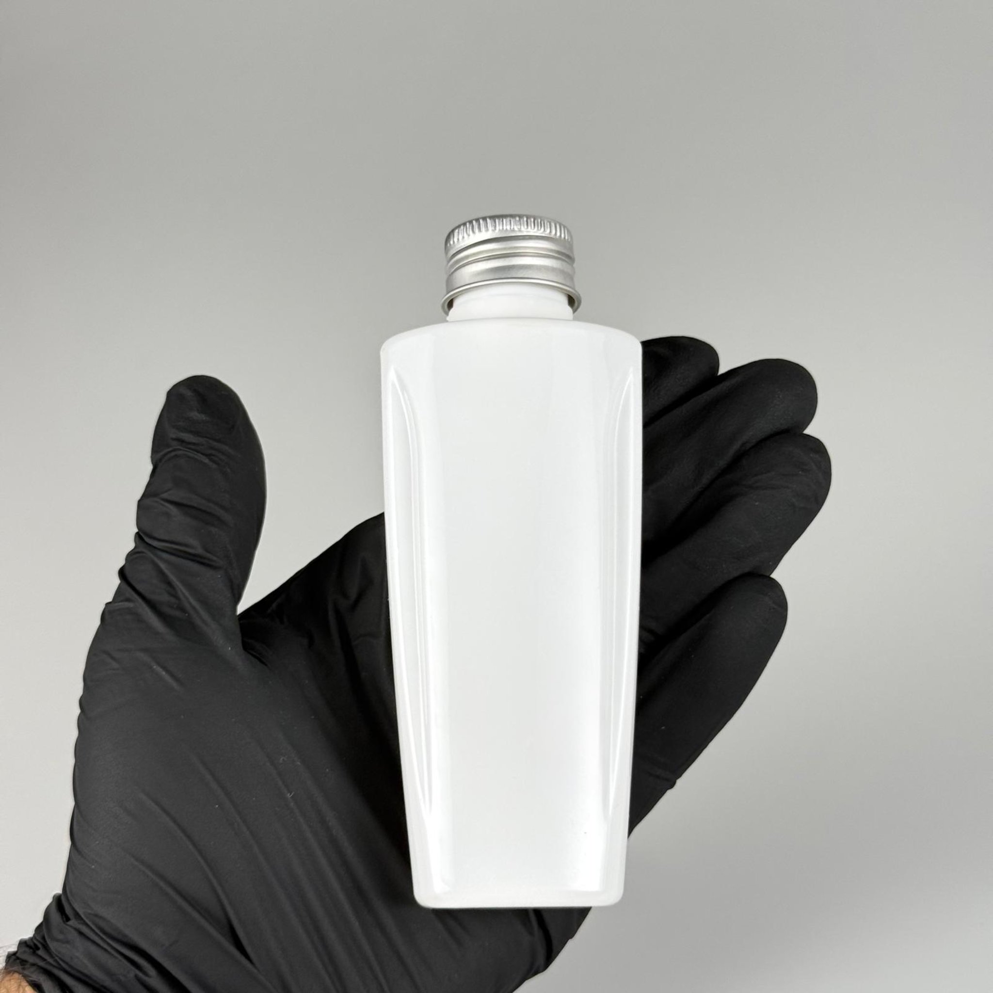 100 CC BEYAZ SERT PET ŞİŞE (LOREAL PARİS MODEL) 24 AĞIZ + KÖPÜK CONTALI GÜMÜŞ METAL ALÜMİNYUM KAPAK + KOLONYA TIPALI TAKIM - 100 ML KAPAKLI KOZMETİK PLASTİK ŞİŞELER