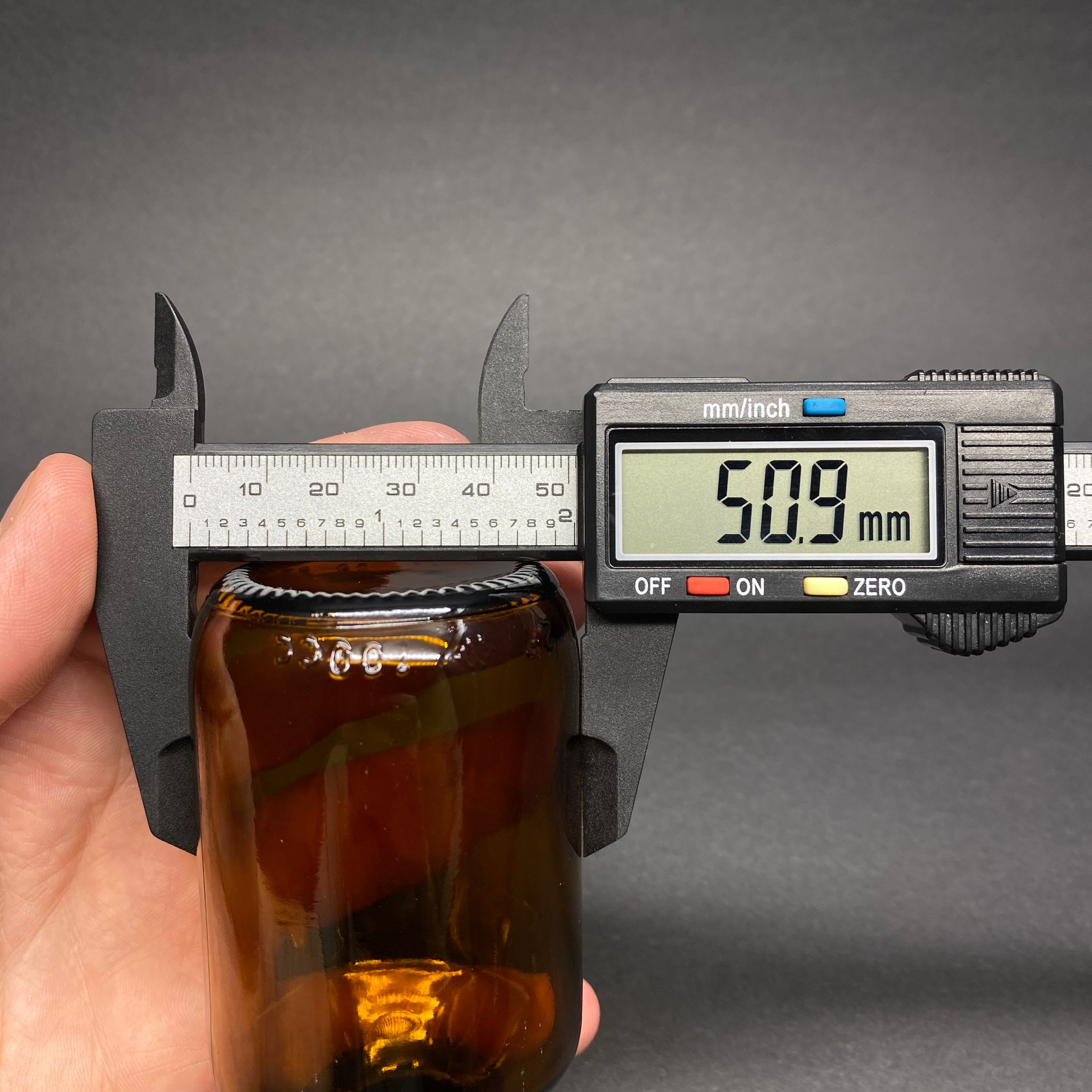 100 CC ECZA ŞİŞESİ - TOMBUL MODEL - SİYAH KİLİTLİ KAPAKLI - 100 ML CAM KAHVERENGİ BOŞ ŞURUP İLAÇ ŞİŞELERİ (AĞIZ ÇAPI 28 PP)