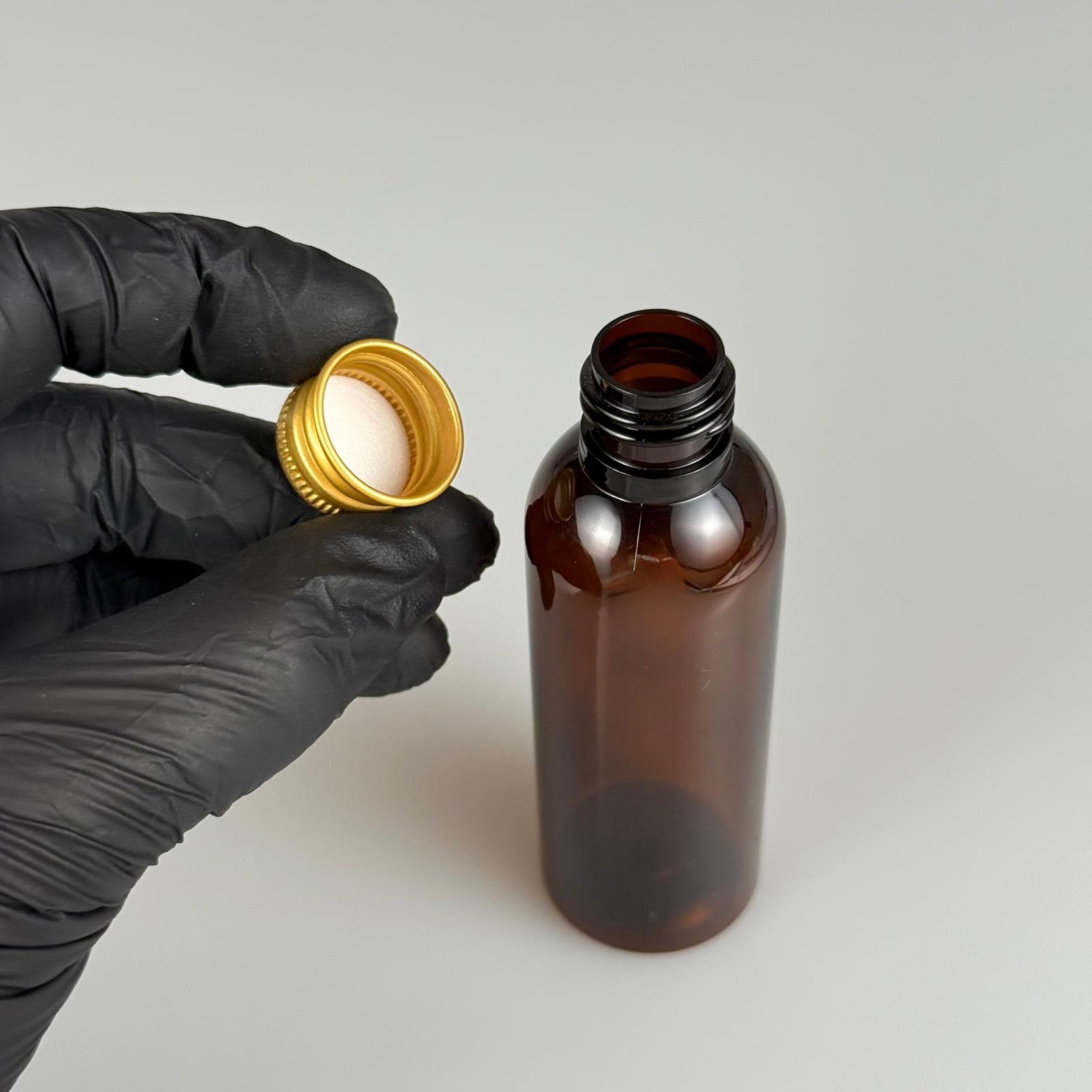 50 CC AMBER SİLİNDİR UZUN MODEL PET ŞİŞE + KÖPÜK CONTALI GOLD ALÜMİNYUM METAL KAPAKLI TAKIM - 50 ML KAHVERENGİ PLASTİK ŞİŞE
