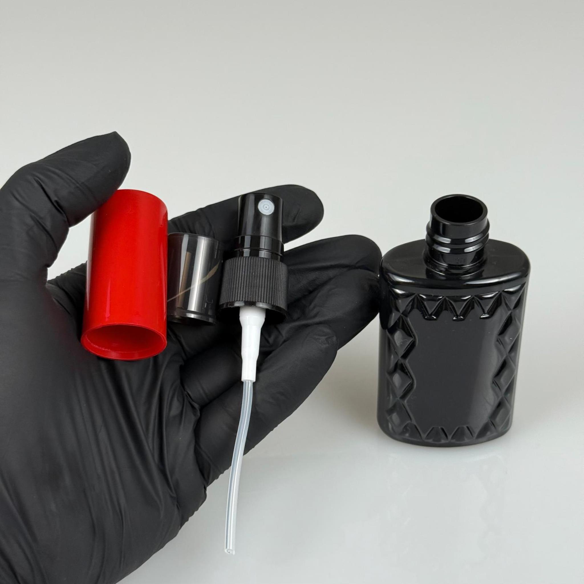 50 CC SİYAH PET KÖŞELİ PARFÜM ŞİŞESİ - SİYAH SPREYLİ - KIRMIZI KORUMA KAPAKLI - 50 ML PLASTİK PARFÜM - KOLONYA ŞİŞESİ