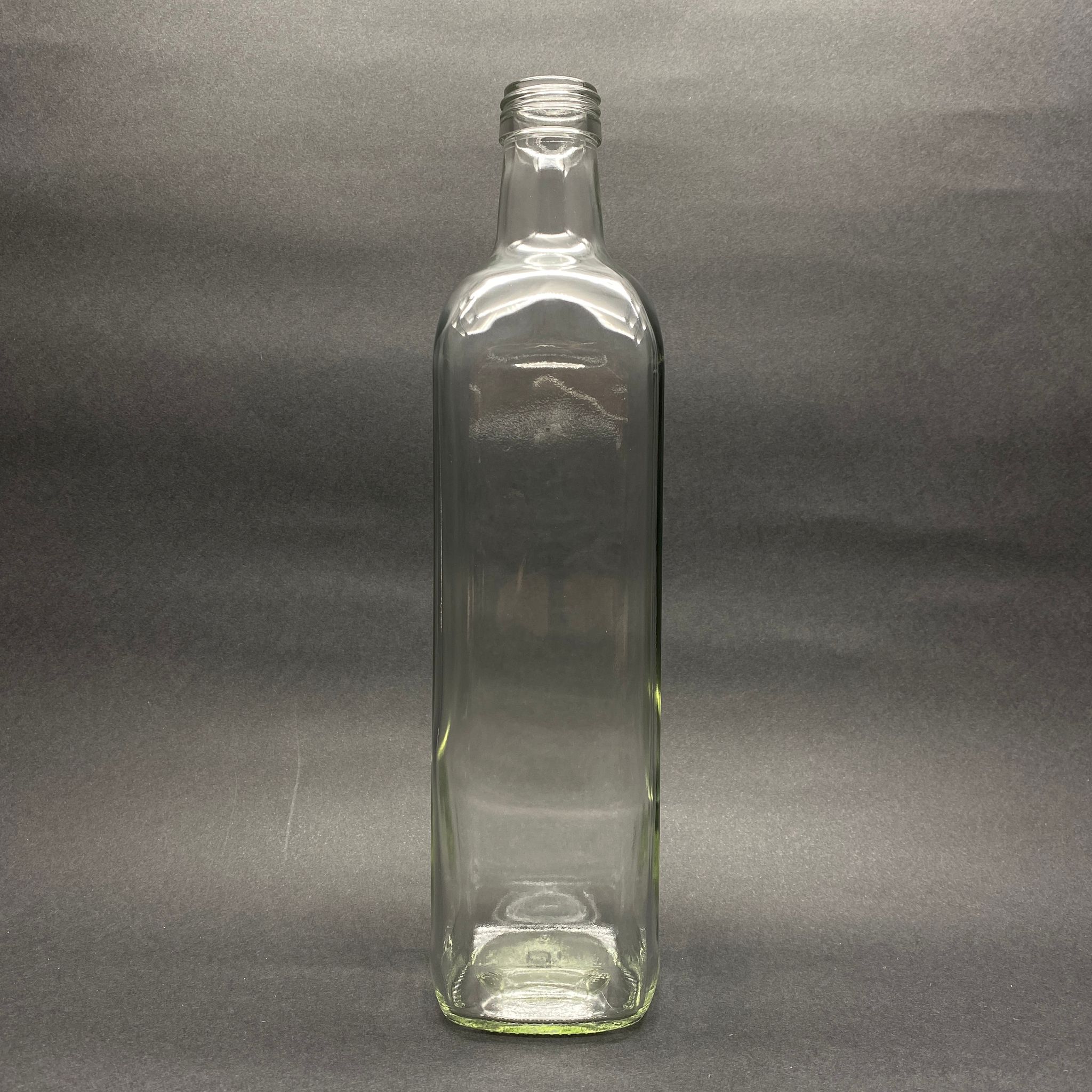 750 CC MARASKA ŞEFFAF ŞİŞE (VİDALI) (31 AĞIZ) KAPAKSIZ - 750 ML KÖŞELİ ŞEFFAF MARASKA CAM ŞİŞE - YAĞ SİRKE ŞİŞESİ - ŞİŞECAM ÜRÜN KODU: 120675 İLE EŞDEĞERDİR