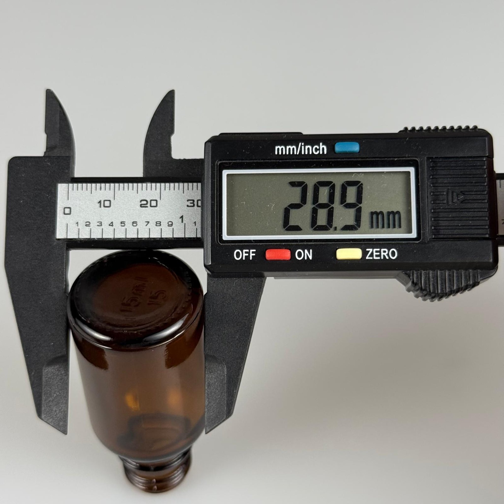 15 CC AMBER CAM ŞİŞE + KÖPÜK CONTALI SİYAH ALÜMİNYUM METAL KAPAKLI TAKIM - 15 ML KAHVERENGİ CAM ŞİŞE