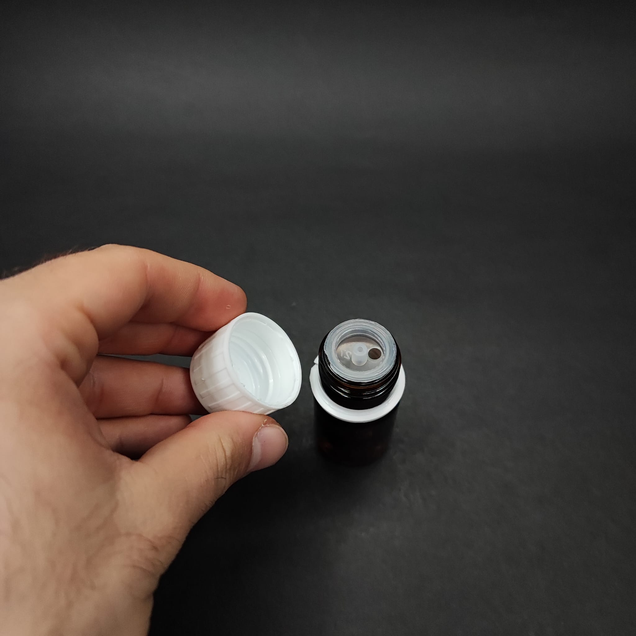 20 ML DOLUMU KOLAY, GENİŞ AĞIZLI İÇTEN DAMLALIKLI ŞİŞE (25 MM AĞIZ)  - 20 CC BEYAZ KİLİTLİ DAMLALIKLI CAM ECZA ŞİŞESİ - AMBER KAHVERENGİ