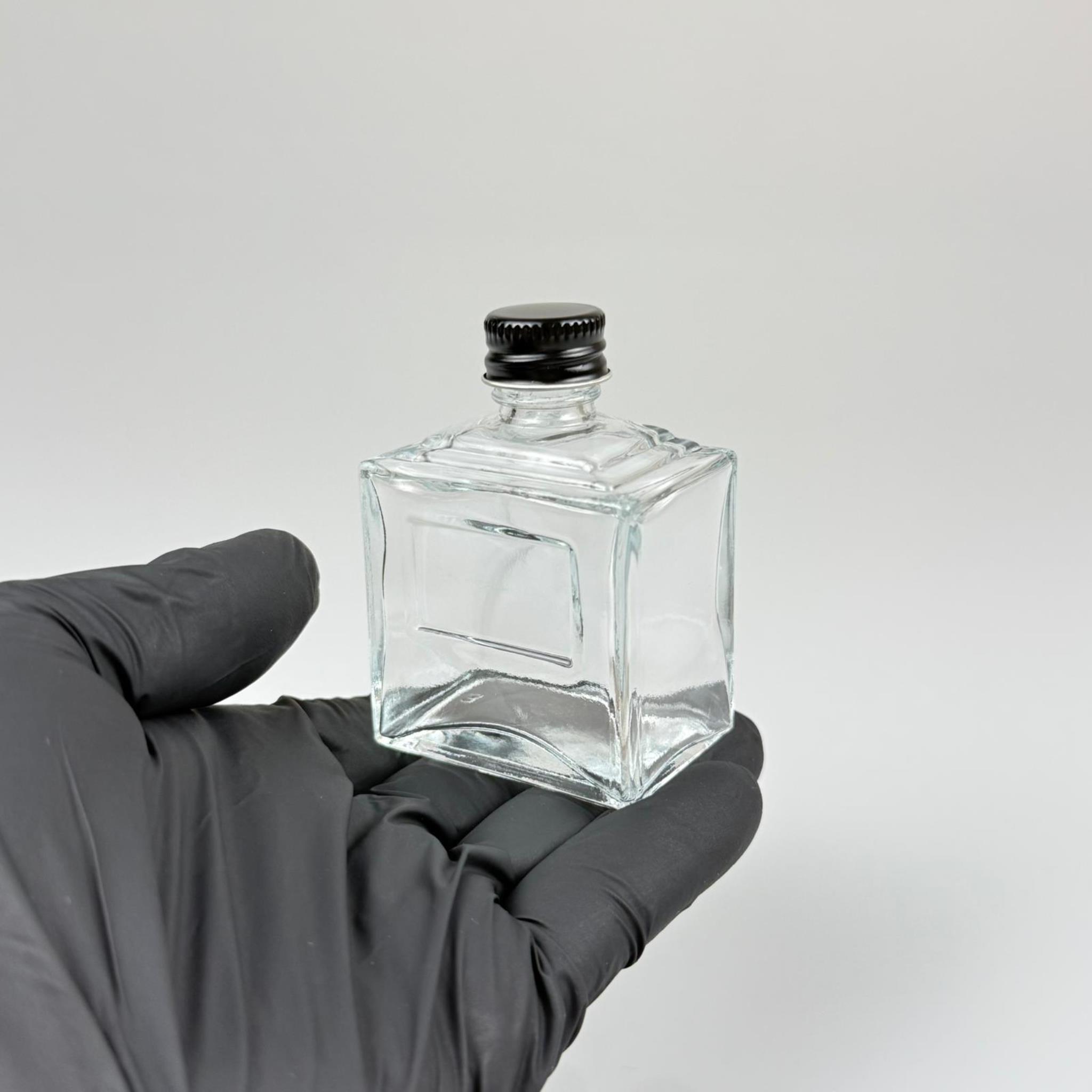 50 CC KÖŞELİ PRİZMA CAM ŞİŞE - SİYAH METAL KAPAKLI KOLONYA TIPALI - 50 ML PRESTİJLİ ŞİŞE