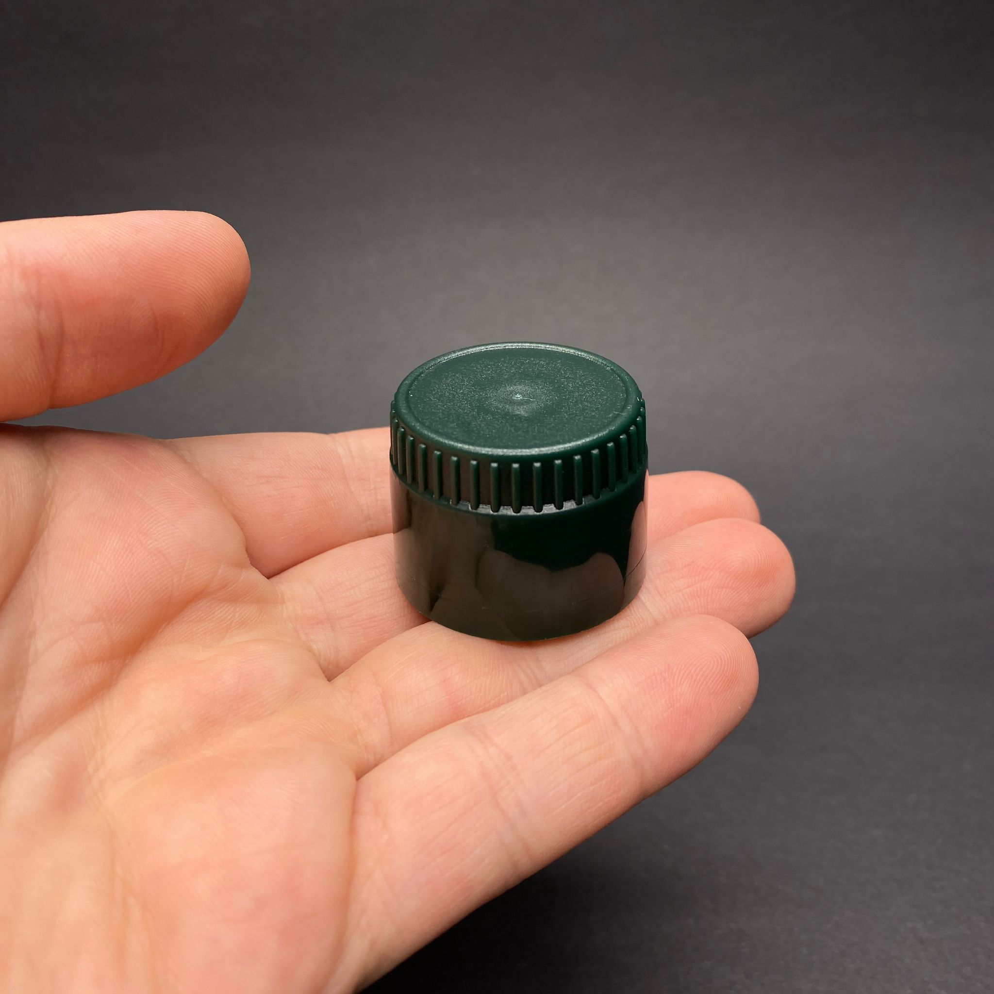 31 MM VİDALI KİLİTLİ YEŞİL PLASTİK KAPAK - AKITICILI (ZEYTİNYAĞ KAPAK - AKITICILI) - 31,5/24 DROP STOP PLASTİK KAPAK