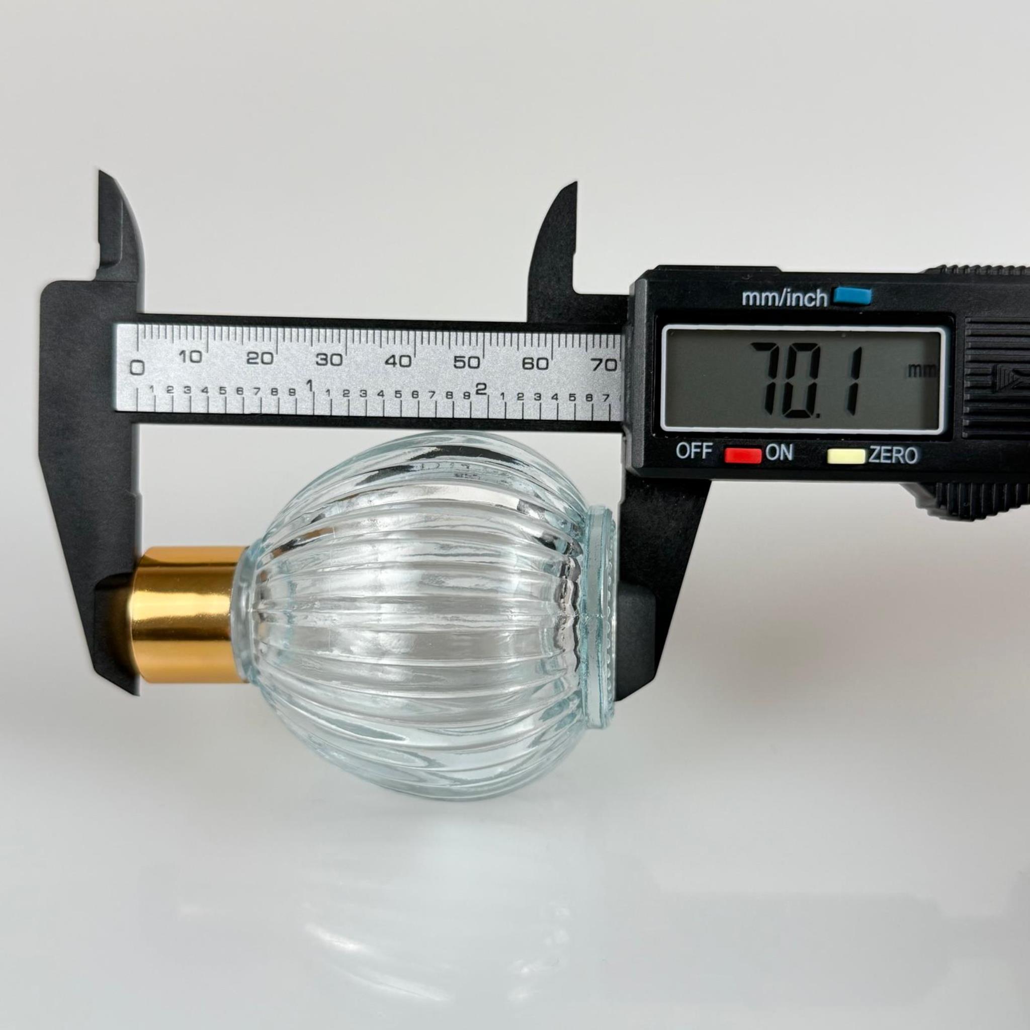 ÇİZGİLİ TOP MODEL CAM BAMBU ODA KOKUSU ŞİŞESİ + METAL GOLD KAPAK + TIPA + 3 ADET FİBER BAMBU ÇUBUK - 50 ML SET TAKIM - HEDİYELİK PROMOSYON DİFFUSER ŞİŞELERİ