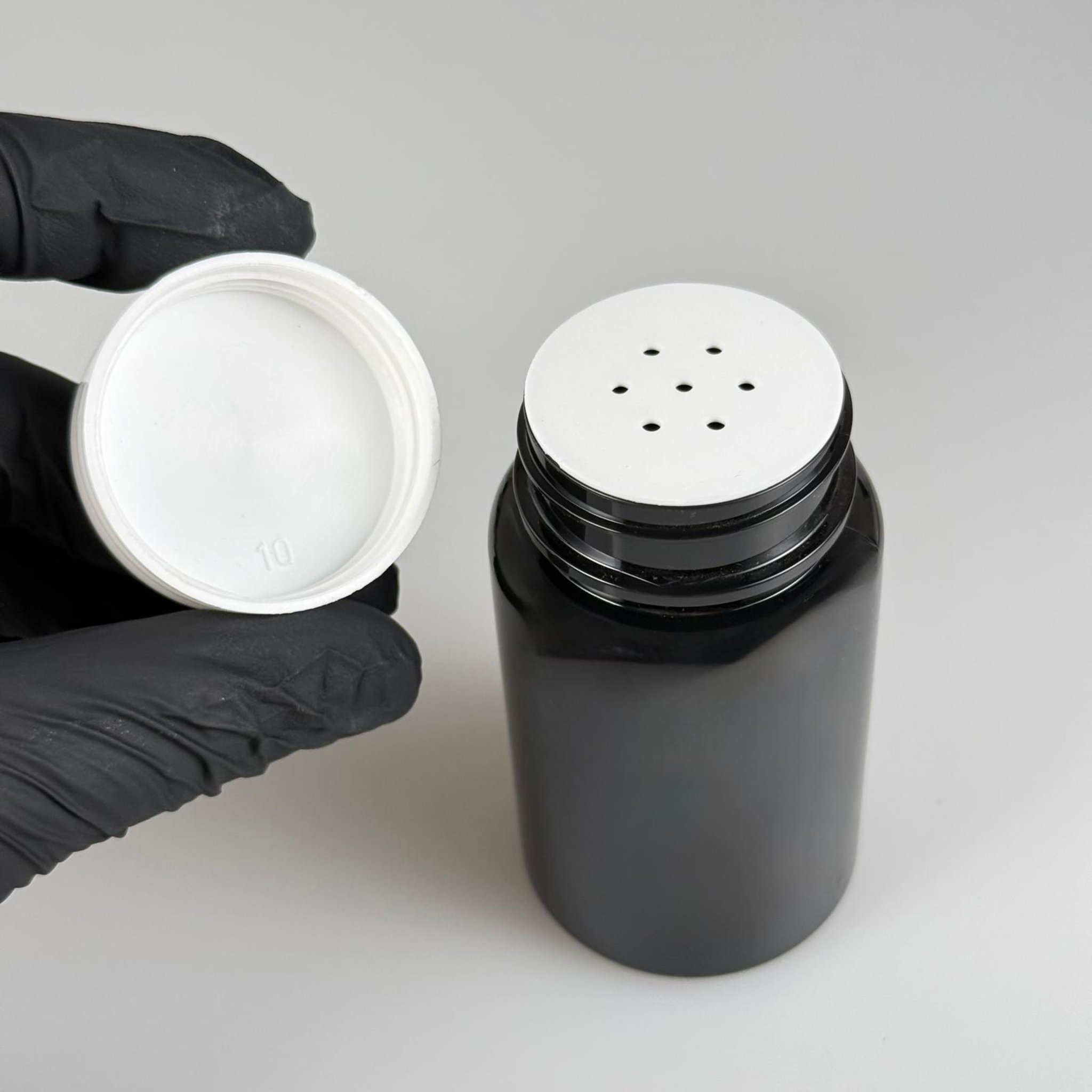 100 CC SİYAH PET PUDRA ŞİŞESİ + BEYAZ PLASTİK KAPAKLI + PUDRA TIPALI TAKIM - 100 ML PUDRA KUTUSU, EKO TUZLUK