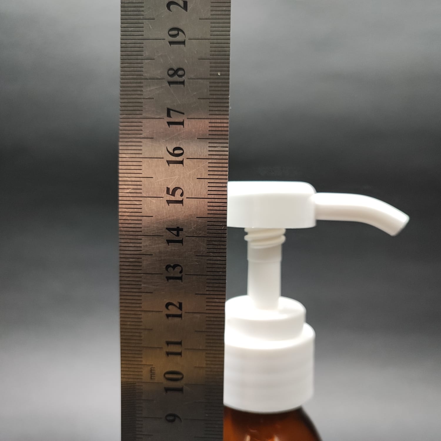100 CC AMBER CAM ŞİŞE + BEYAZ DOZAJ POMPALI (HER BASMADA 4 CC SIVI ATAR)  - 100 ML POMPALI ŞİŞE - ŞURUP, ŞAMPUAN, KREM GİBİ YOĞUN KIVAMLI SIVILARDA KULLANILIR