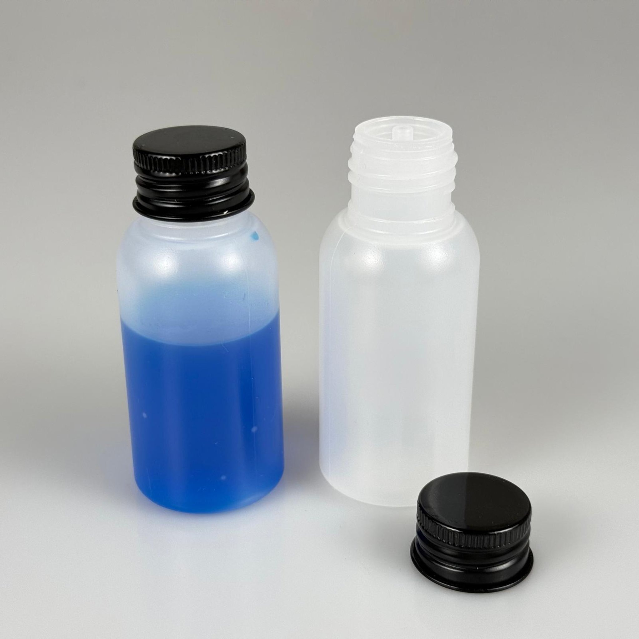 50 ML SIKILABİLİR YUMUŞAK POLİETİLEN PE PLASTİK ASETON ŞİŞESİ ( 24 AĞIZ ) + KÖPÜK CONTALI SİYAH METAL ALÜMİNYUM KAPAK + KOLONYA TIPALI TAKIM - 50 cc sos, yağ, kartuş, mürekkep vb için boş şişeler