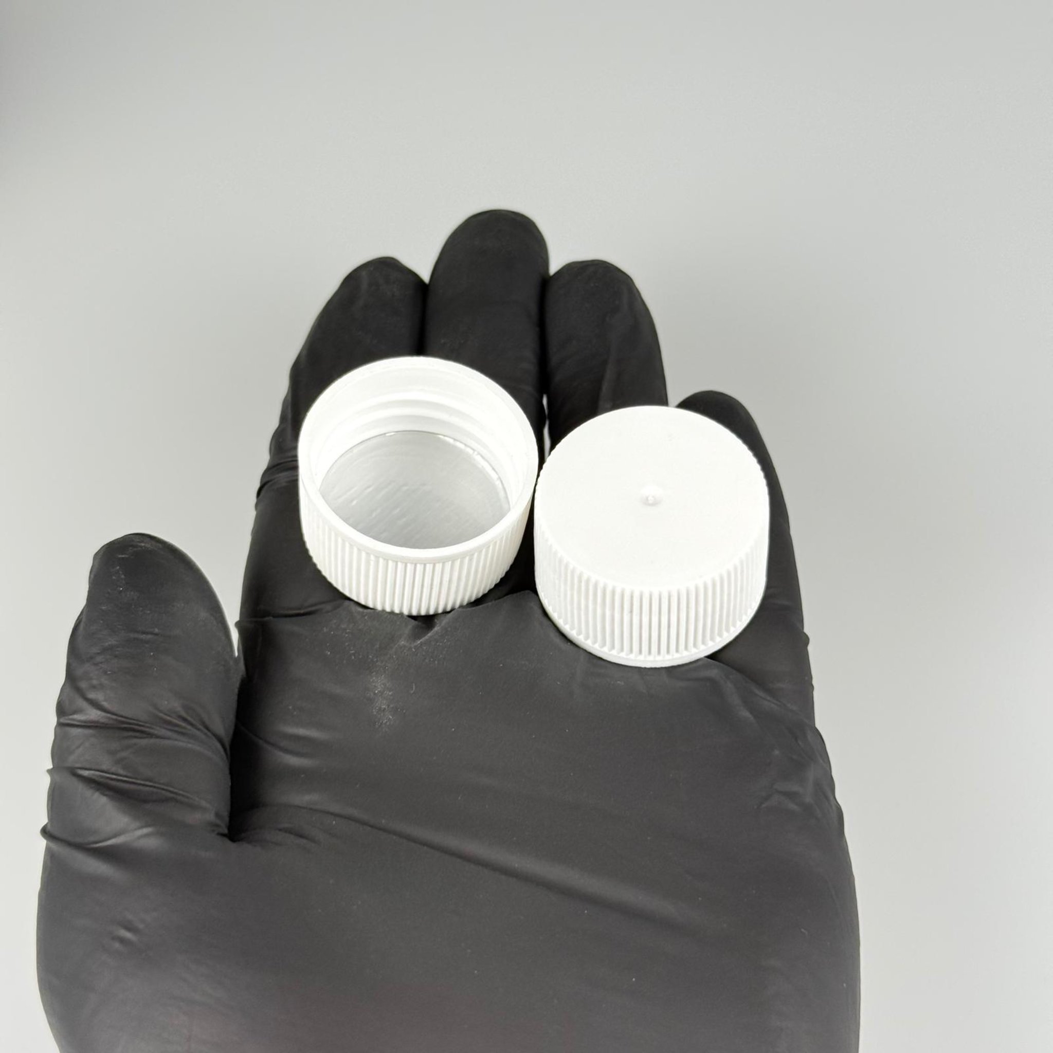 28 MM İNDİKSİYON ALÜMİNYUM FOLYOLU BEYAZ KAPAK - 28 MM PLASTİK KAPAK (POLİETİLEN ŞİŞELER İÇİN)