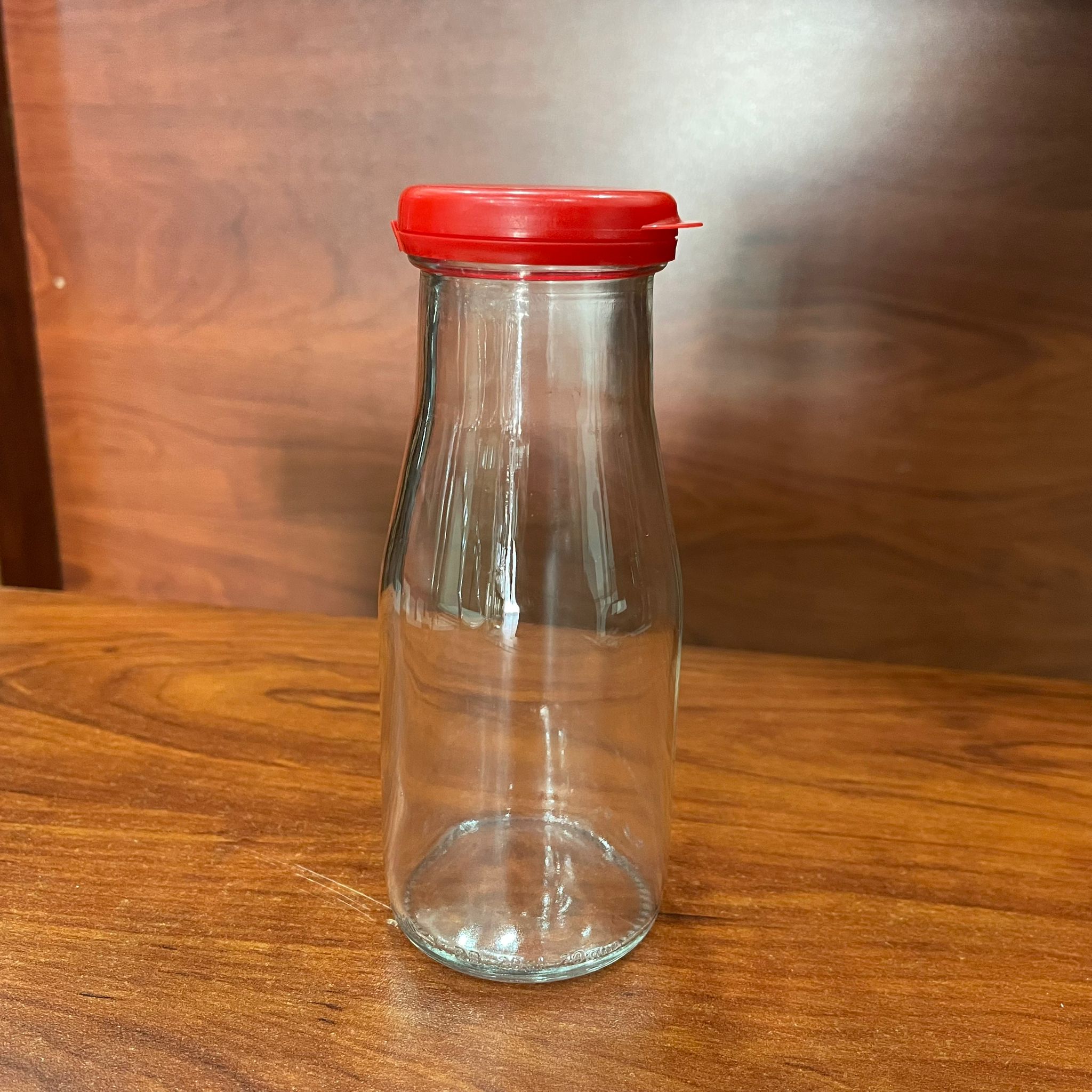 200 CC CAM AYRAN ŞİŞESİ - KİLİTLİ YANDAN YIRMAÇLI PLASTİK KIRMIZI KAPAKLI - 200 ML CAM NOSTALJİ AYRAN LİMONATA ŞİŞESİ - ESKİ TİP CAM AYRAN ŞİŞESİ