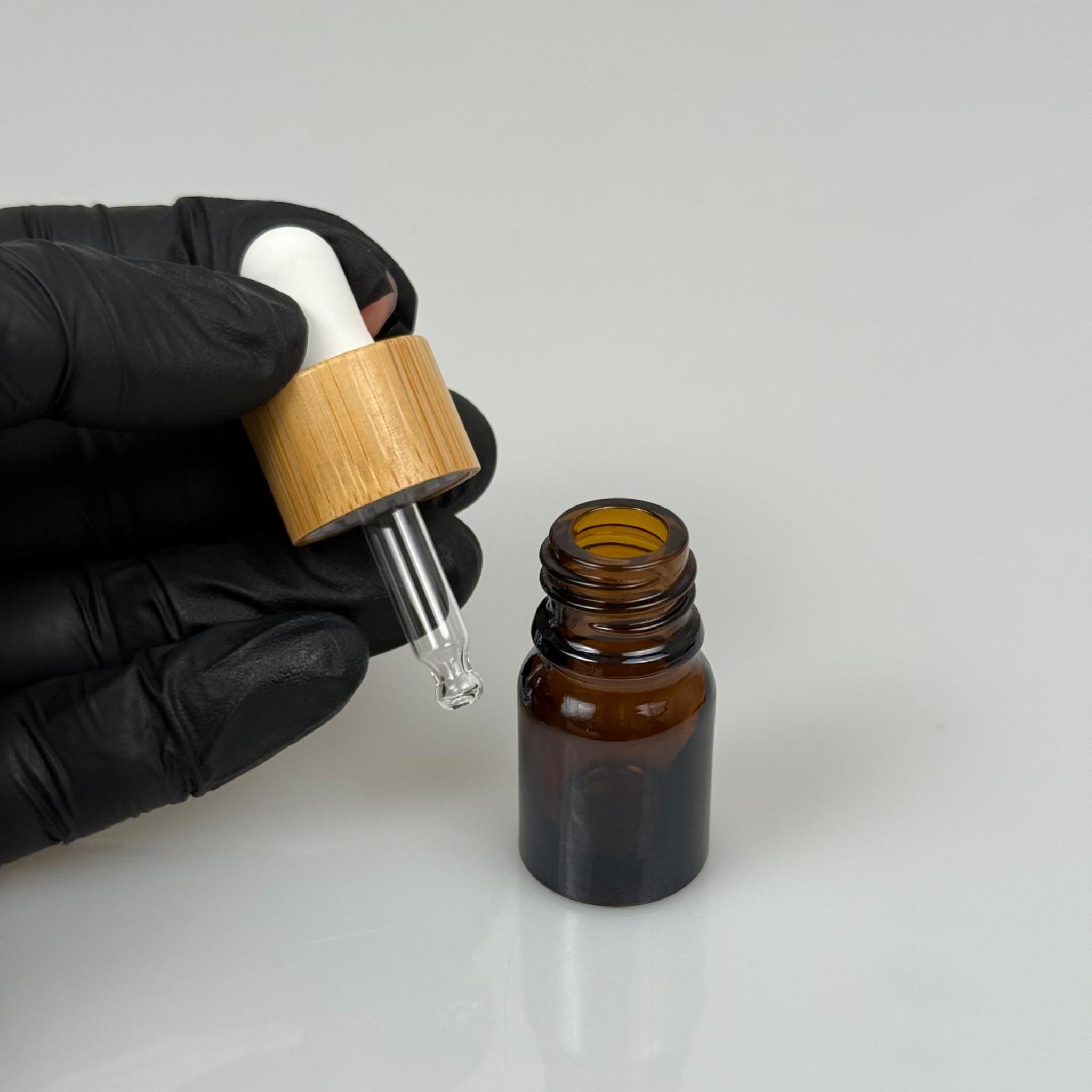 3 CC AMBER CAM DAMLALIKLI ŞİŞE - BEYAZ EMZİK - BAMBU AHŞAP KAPAK - 3 ML BAMBU KAPAKLI CAM DAMLALIKLI ŞİŞE