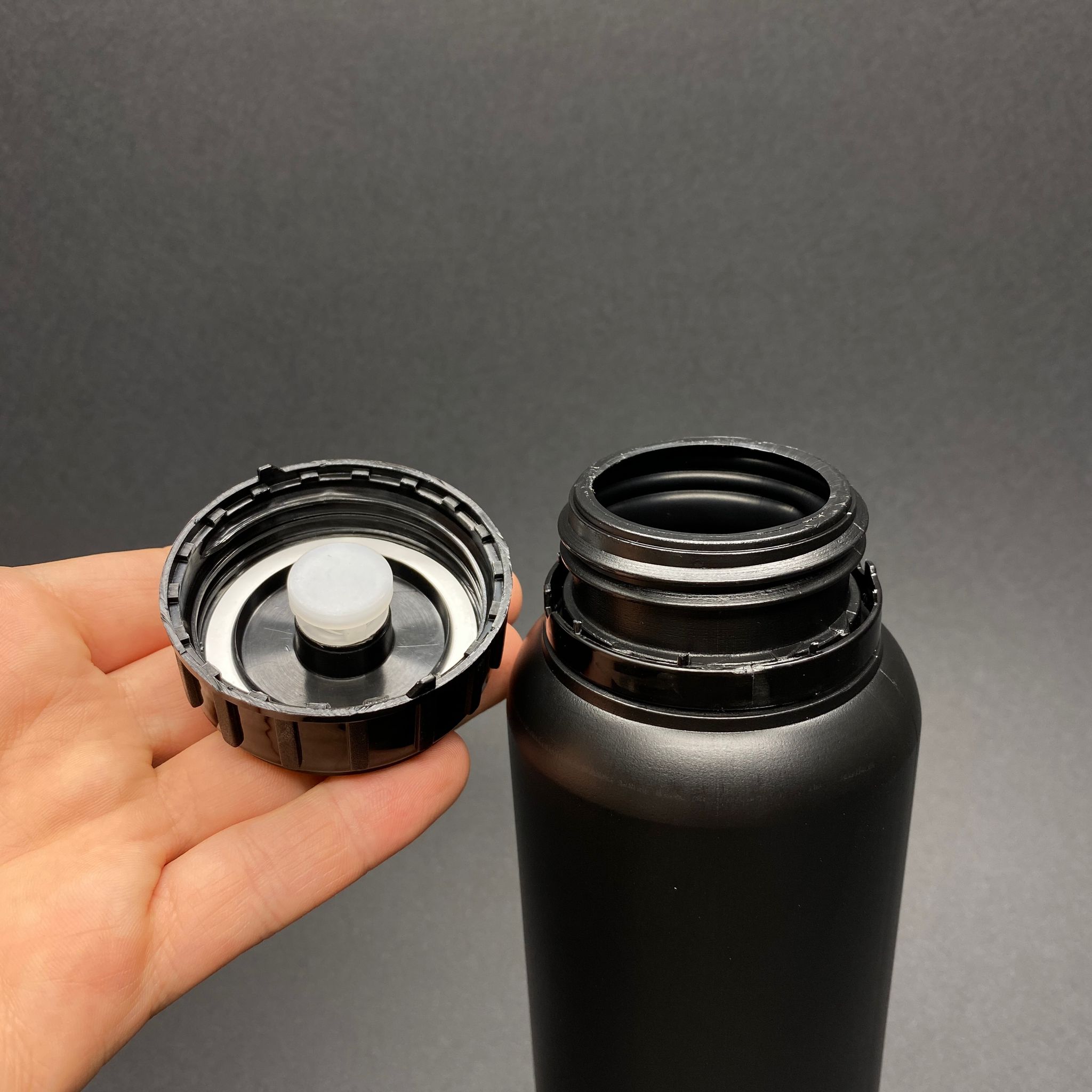 500 CC TARIM ŞİŞESİ - SİYAH - KÖPÜK CONTALI SİYAH VENTİLLİ KİLİTLİ KAPAKLI 500 ML GENİŞ AĞIZLI KALIN POLİETİEN ŞİŞE - ZİRAİ İLAÇ ŞİŞESİ