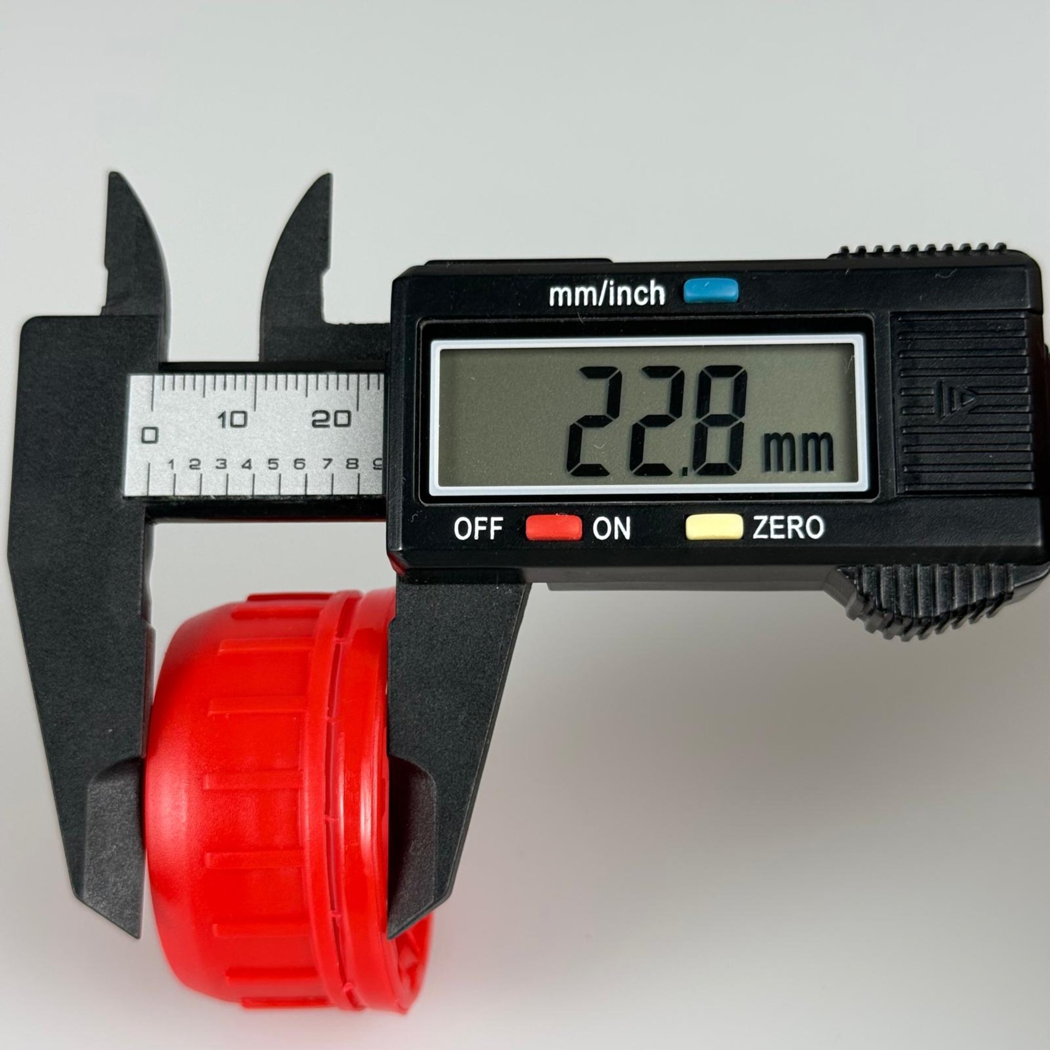 38 MM KÖPÜK CONTALI KİLİTLİ KIRMIZI PLASTİK KAPAK - SK 38/23 SFB PE(MDS) BİDON KAPAĞI