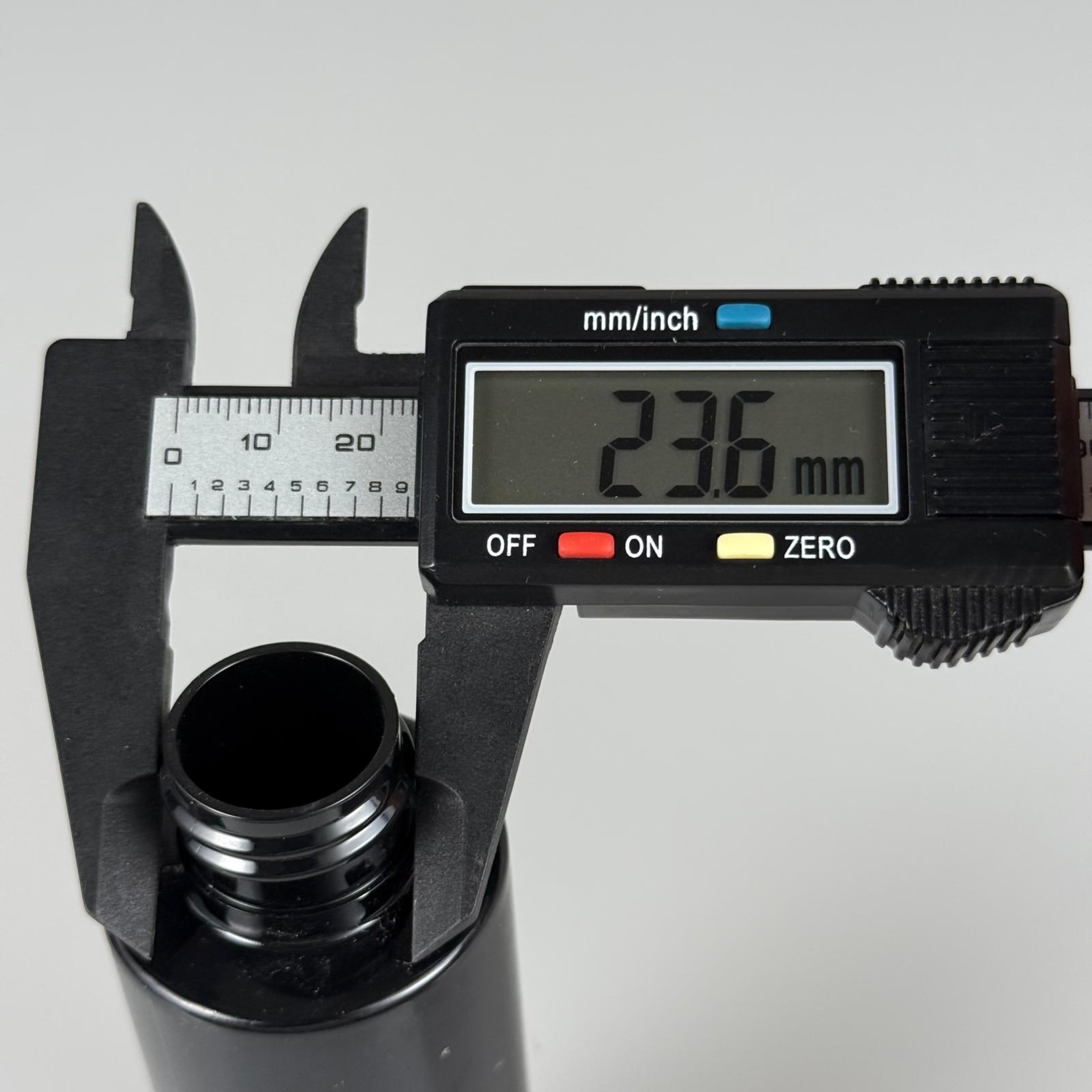 100 CC SİLİNDİR KESKİN KÜT MODEL SERT (17 GR) PET ŞİŞE - KAPAKSIZ - AĞIZ ÇAPI 24 MM - SİYAH
