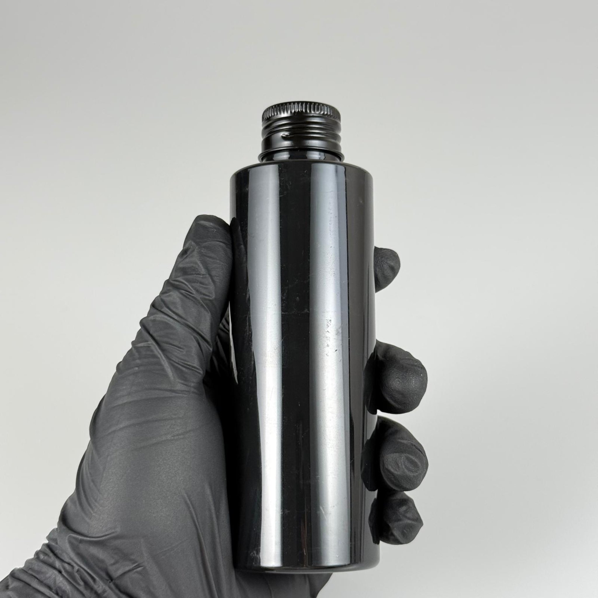 150 CC SİYAH SİLİNDİR MODEL PARLAK SERT PET ŞİŞE (24 AĞIZ) + KÖPÜK CONTALI SİYAH METAL ALÜMİNYUM KAPAK + KOLONYA TIPALI TAKIM - 150 ML KAPAKLI SİYAH PET ŞİŞELER