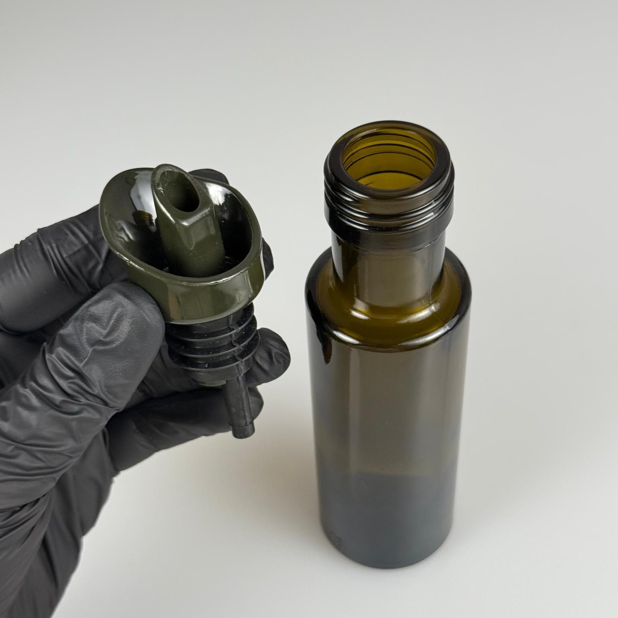 100 CC DORİKA CAM ŞİŞE KOYU YEŞİL (31 MM AĞIZ) - AKITICI KOYU YEŞİL YAĞDANLIK TIPALI - 100 ML SİLİNDİR DORİCA YAĞ VE SOS ŞİŞELERİ