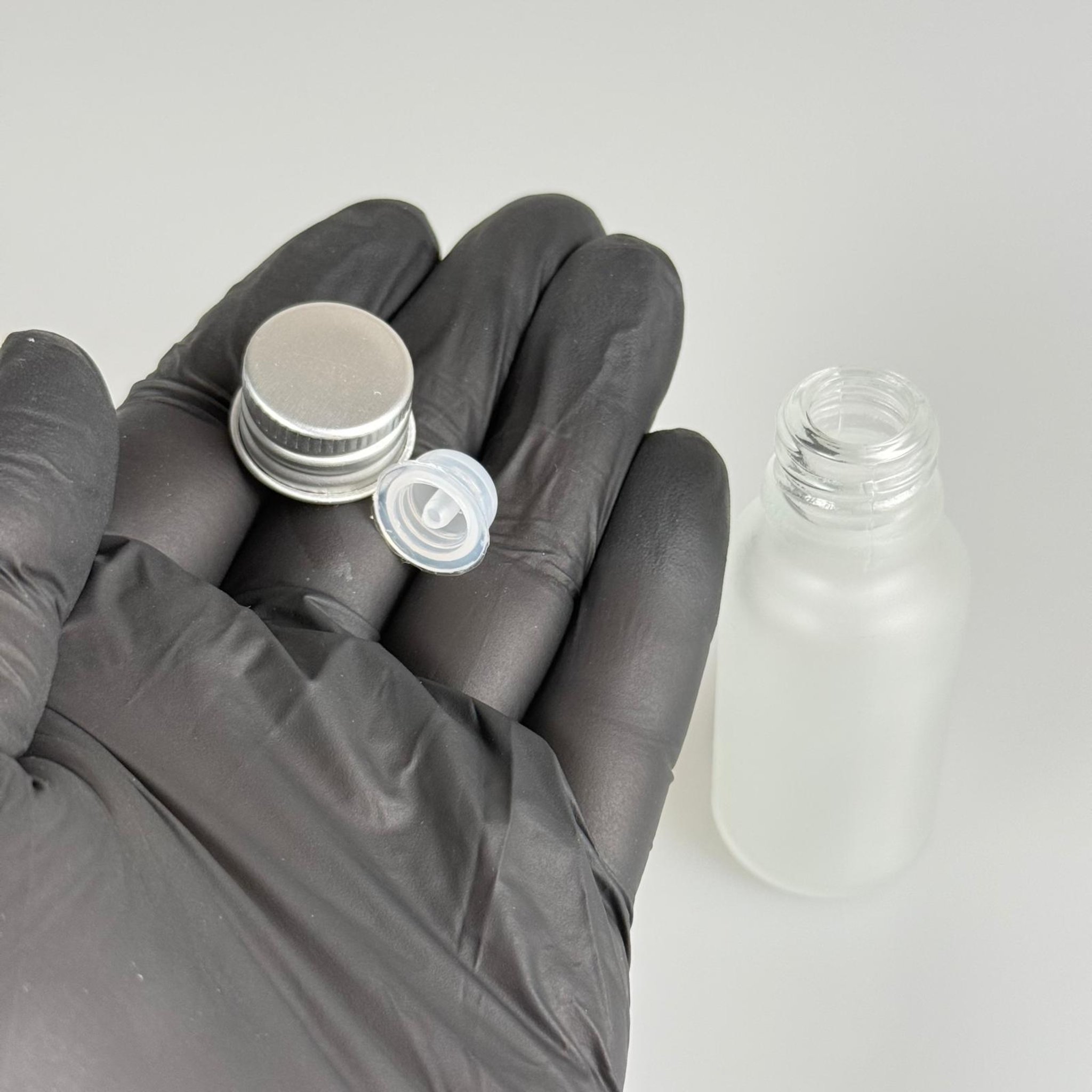 20 CC BUZLU CAM ŞİŞE + KÖPÜK CONTALI GÜMÜŞ ALÜMİNYUM METAL KAPAKLI + DAMLALIKLI KOLONYA TIPALI TAKIM - 20 ML BUZLU CAM ŞİŞE