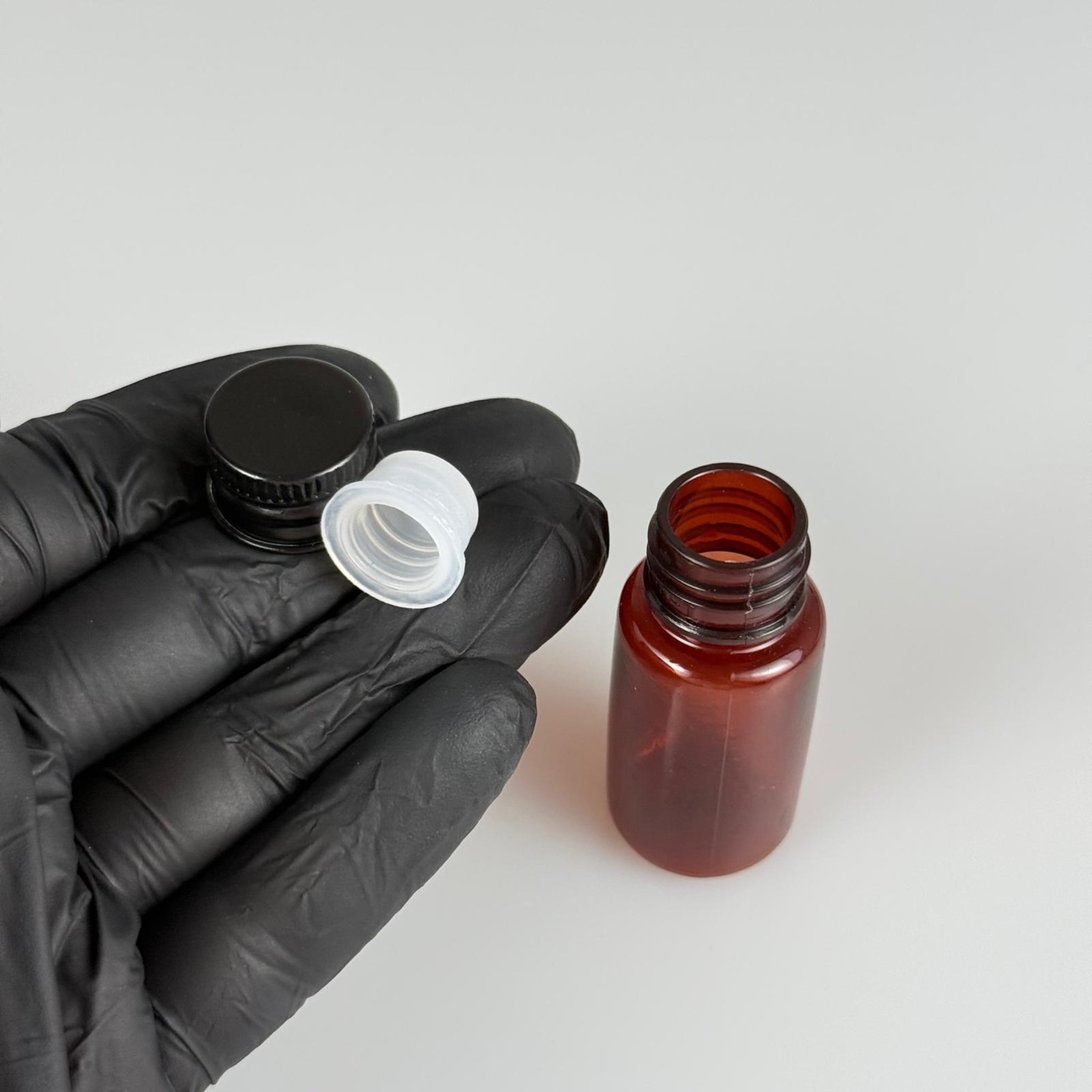 10 CC AMBER PET SHOT ŞİŞE - KÖPÜK CONTALI SİYAH ALÜMİNYUM METAL KAPAKLI + KÖR TIPALI TAKIM - 10 ML KAHVERENGİ PLASTİK ŞİŞE