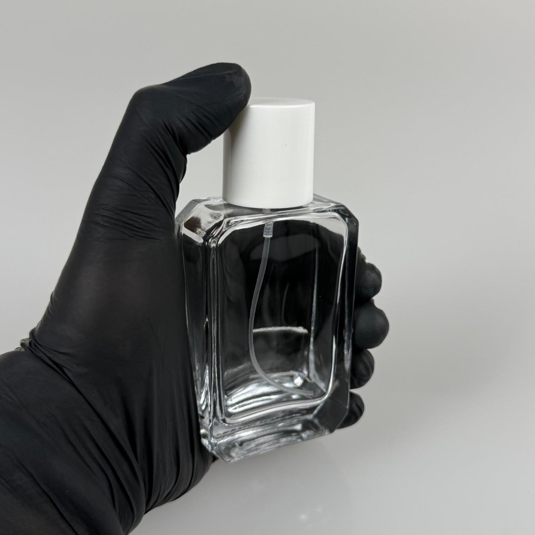 50 ML KÖŞELİ MODEL ANGEL PARFÜM ŞİŞESİ - GÜMÜŞ METAL SPREYLİ + BEYAZ KAPAKLI (AĞIZ 15 MM GEÇME KOLAY KAPAMA)