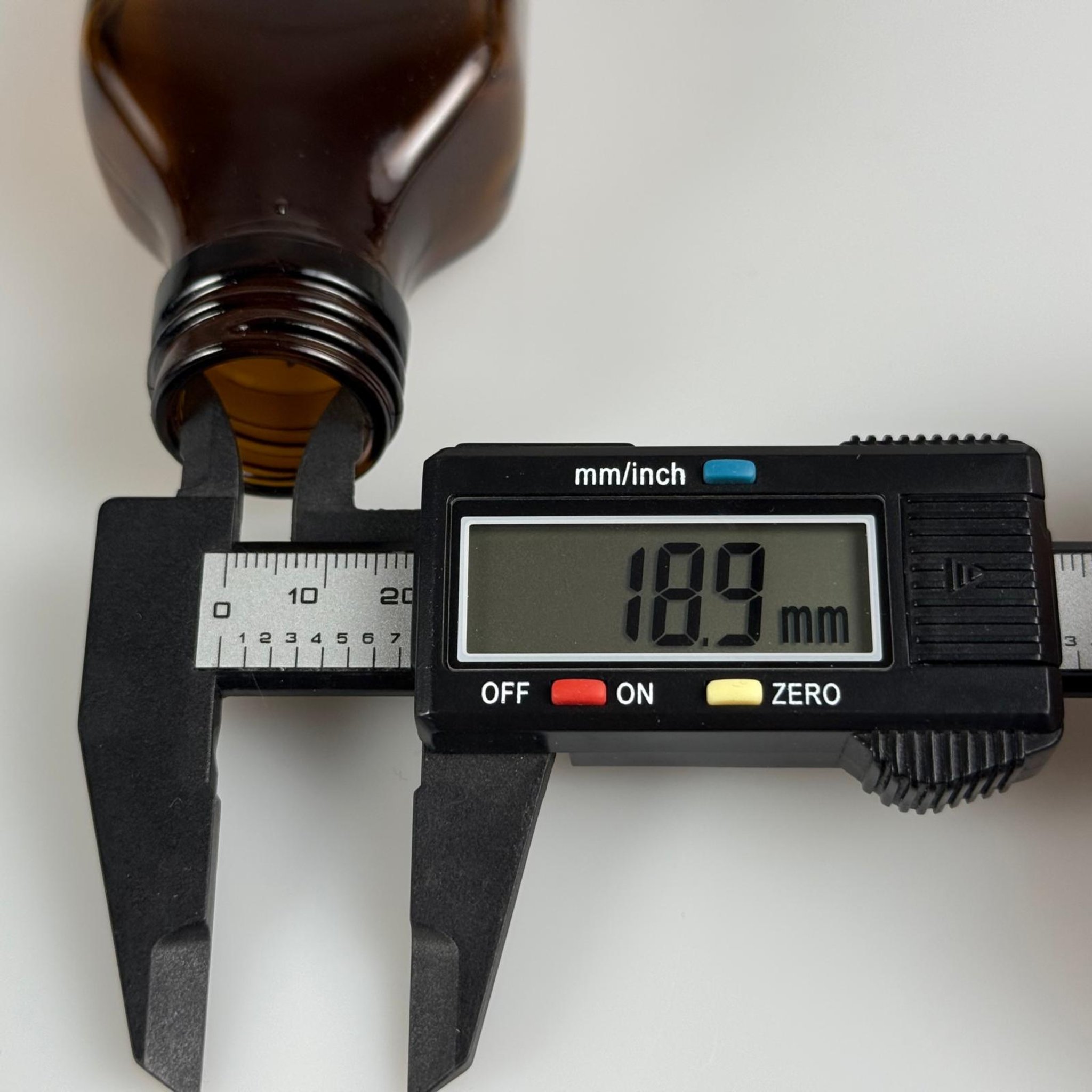 100 CC AMBER YASSI CAM ŞİŞE KAPAKSIZ (28 AĞIZ) - 100 ML YASSI AMBER CAM ŞİŞE