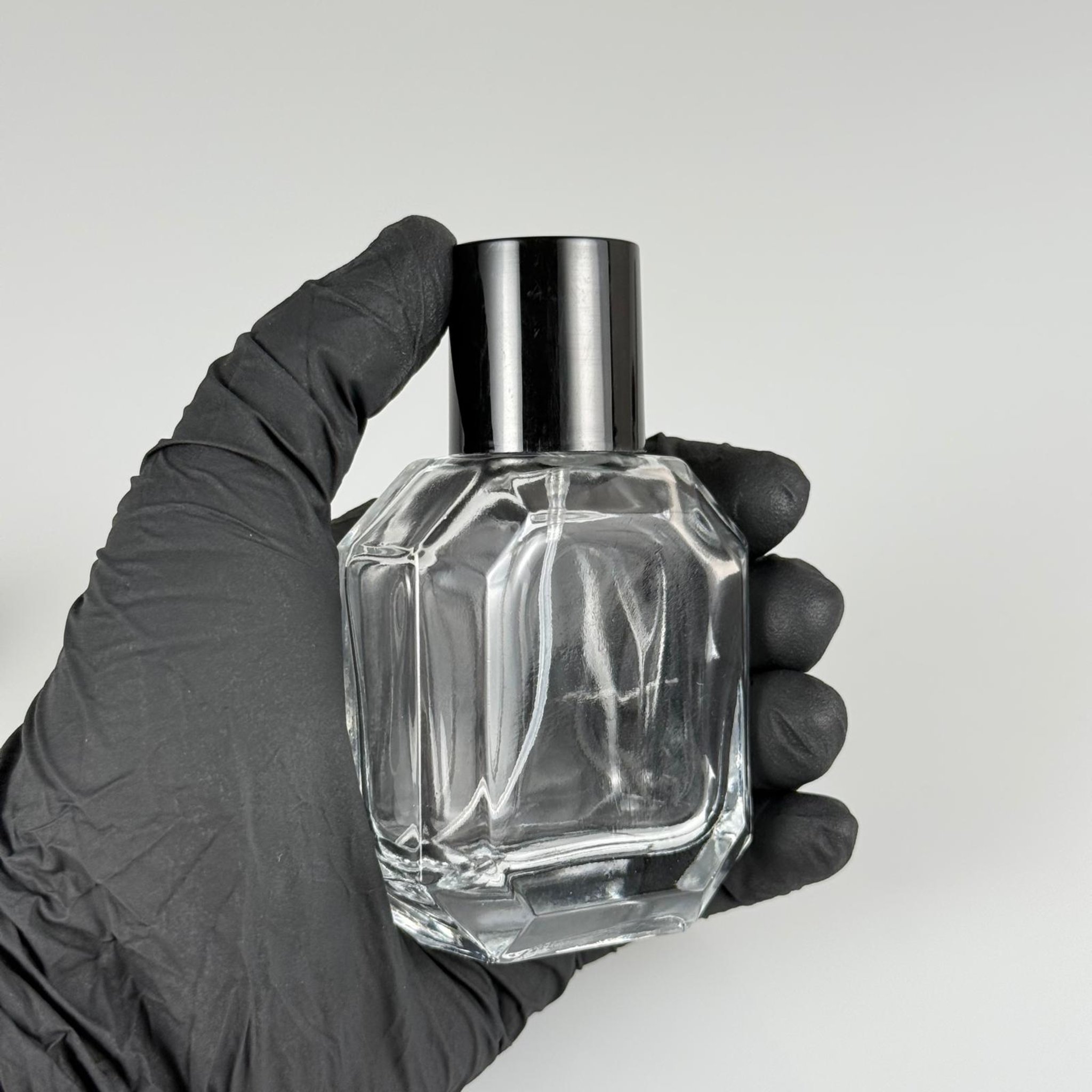 50 ML KAZABLANKA MODEL KÖŞELİ PARFÜM ŞİŞESİ + GÜMÜŞ METALE METAL SPREY + SİYAH POLO KAPAKLI SET (AĞIZ 13 MM VİDALI) TEKRAR DOLDURULABİLİR