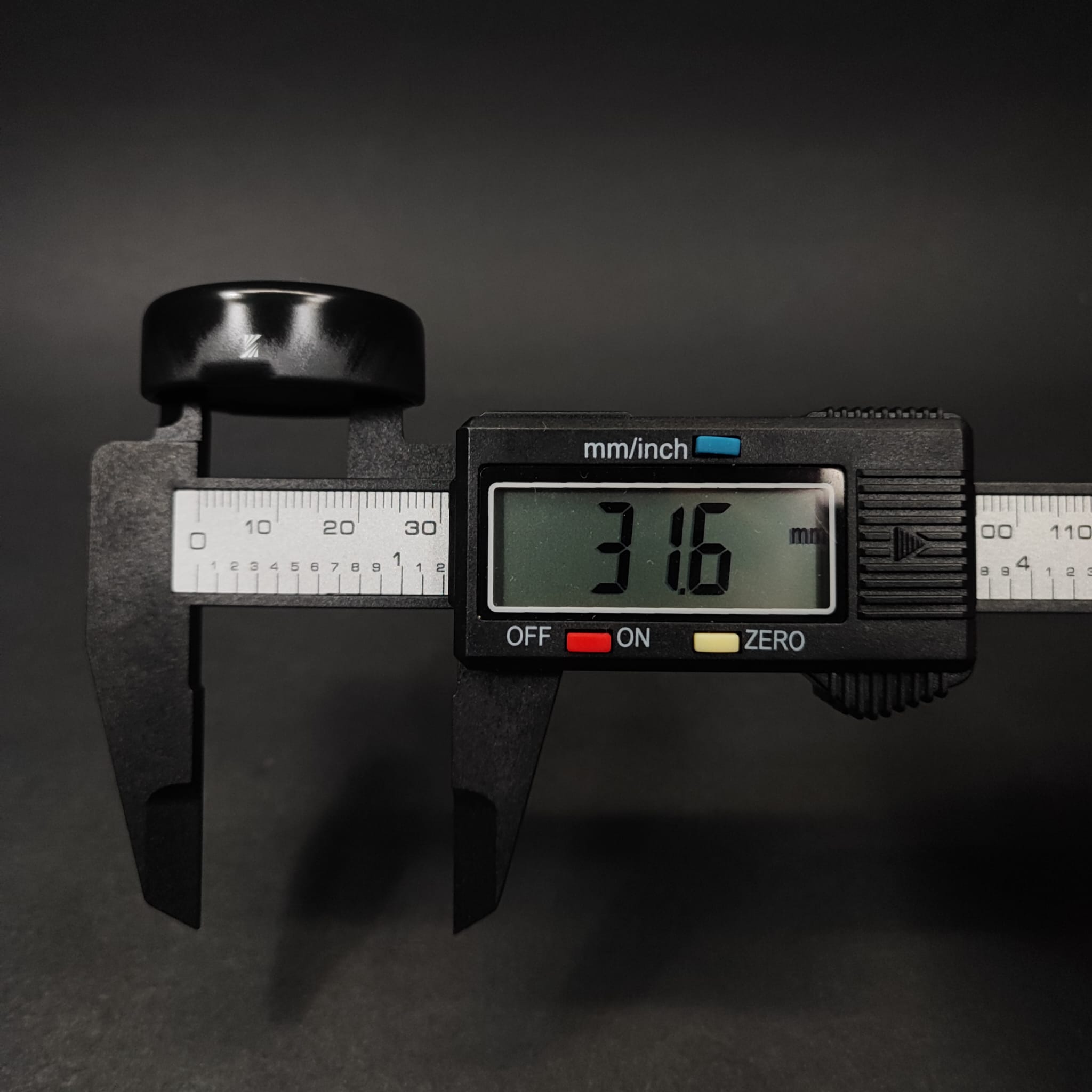 33 MM TWİST-OFF DERİN SİYAH METAL KAPAK (33MTO469 DÜZ)