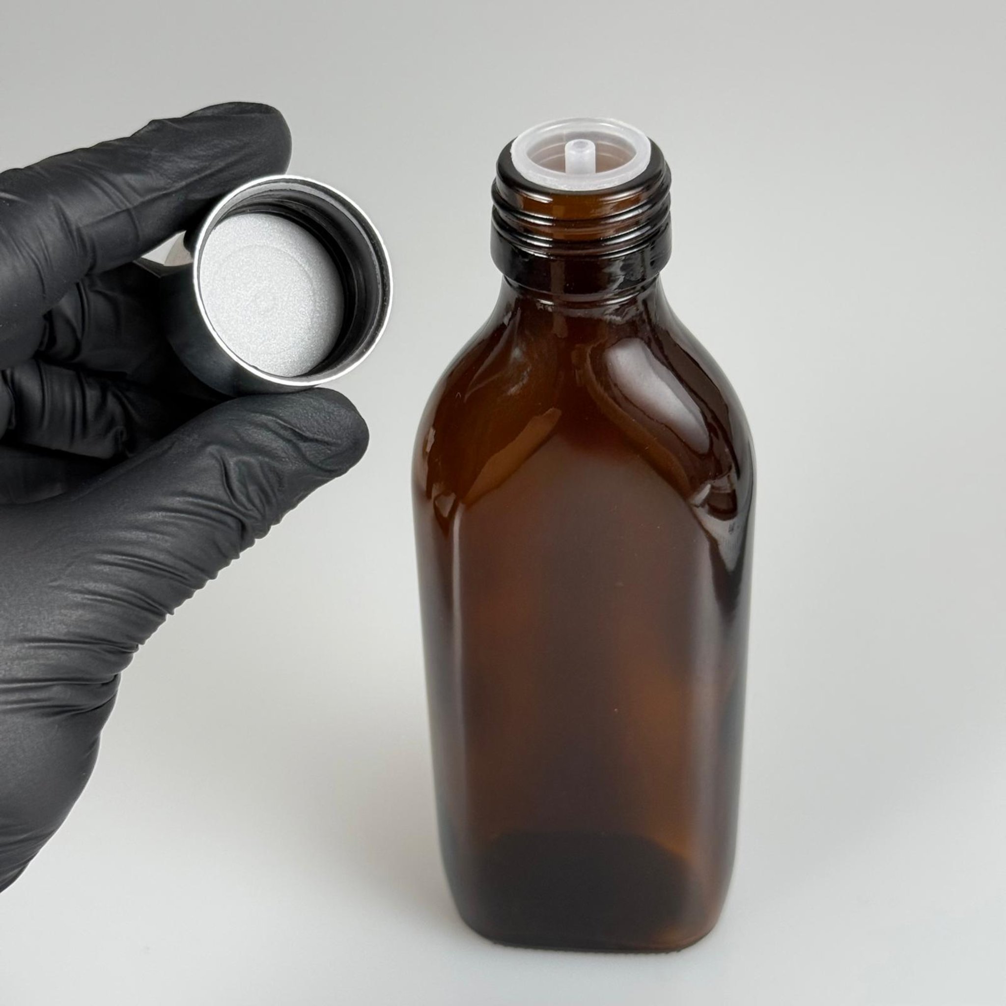 150 CC YASSI AMBER CAM ŞİŞE - ALÜMİNYUM KAPLAMALI GÜMÜŞ KAPAKLI + DAMLALIKLI KOLONYA TIPALI TAKIM - 150 ML KAHVERENGİ CAM ŞİŞE