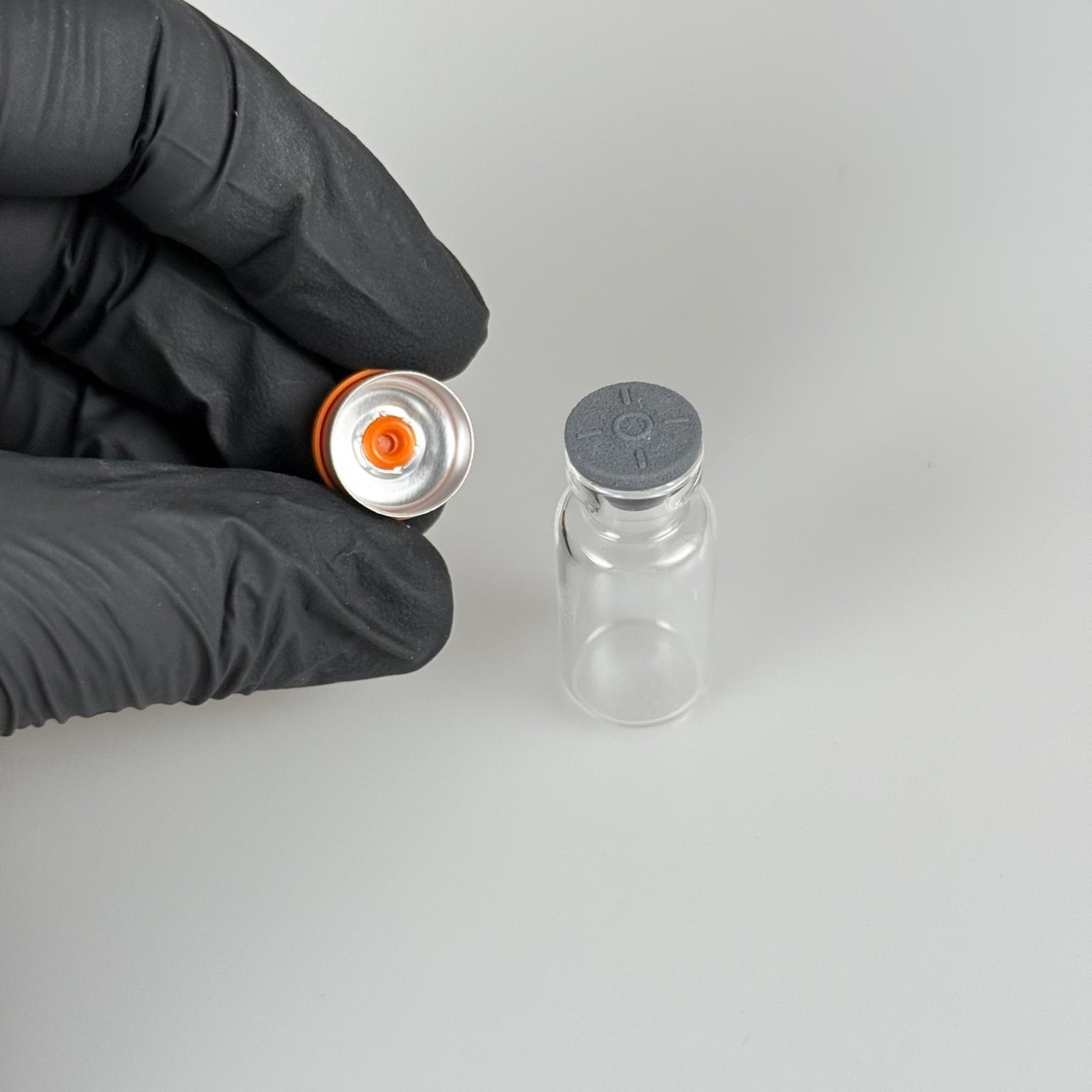 3 ML VİAL FLAKON ŞİŞE- 13 AĞIZ 3 CC ŞEFFAF CAM İLAÇ ŞİŞESİ + KAUÇUK BUTİL ENJEKTÖR TIPASI + TURUNCU FLAKON KAPAKLI TAKIM