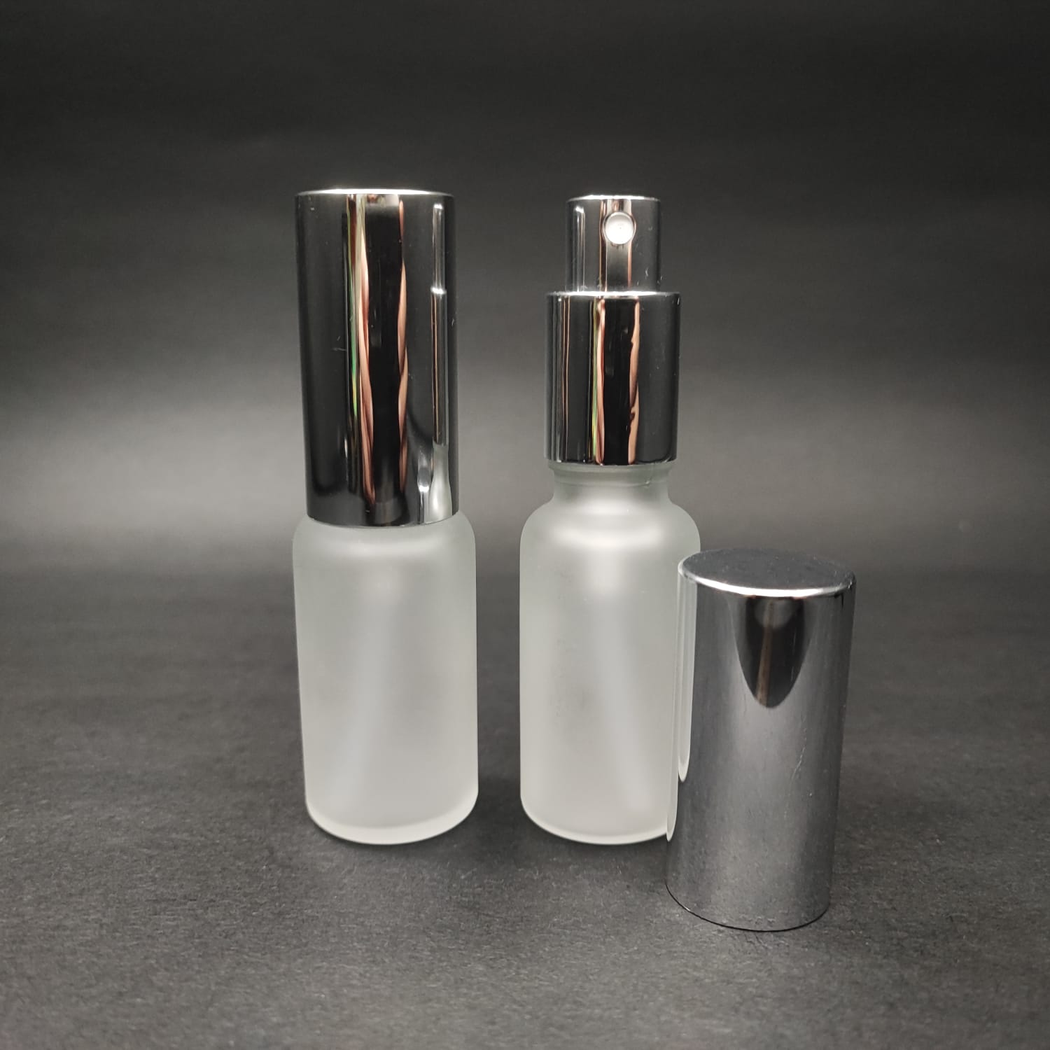 20 ML LÜKS VİDALI VALF ÇEVİRME PARFÜM ŞİŞELERİ - 20 CC BUZLU CAM ŞİŞE - GÜMÜŞ METAL SPREYLİ KAPAKLI SET