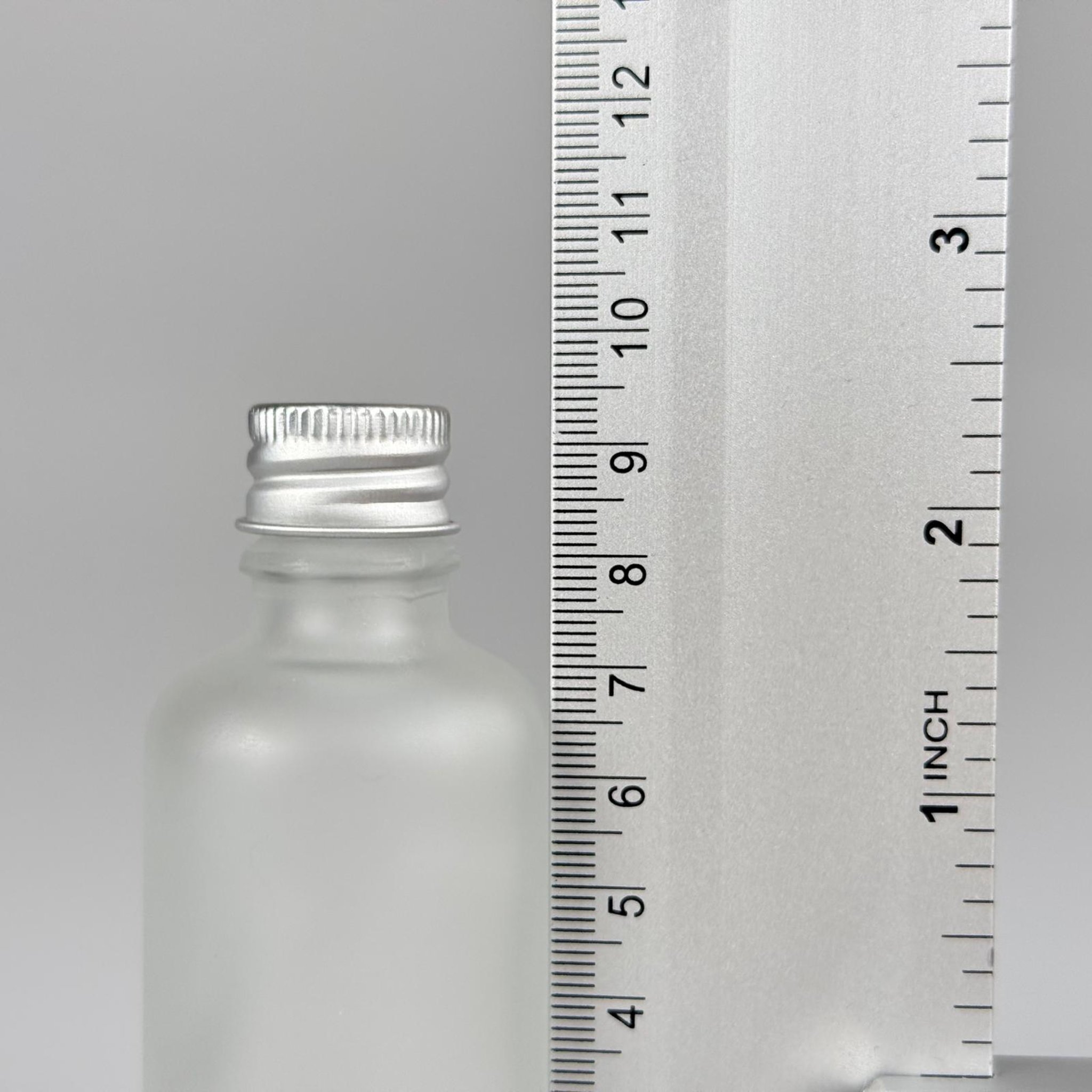 50 CC BUZLU CAM ŞİŞE + KÖPÜK CONTALI GÜMÜŞ ALÜMİNYUM METAL KAPAKLI + DAMLALIKLI KOLONYA TIPALI TAKIM - 50 ML BUZLU CAM ŞİŞE