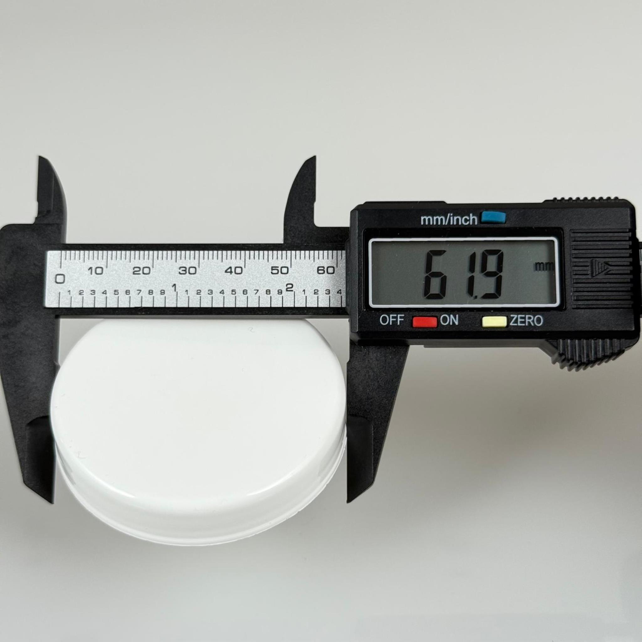 57 MM VİDALI PLASTİK KAPAK BEYAZ (ŞİŞECAM 50 CC CAM KREM UYUMLU)