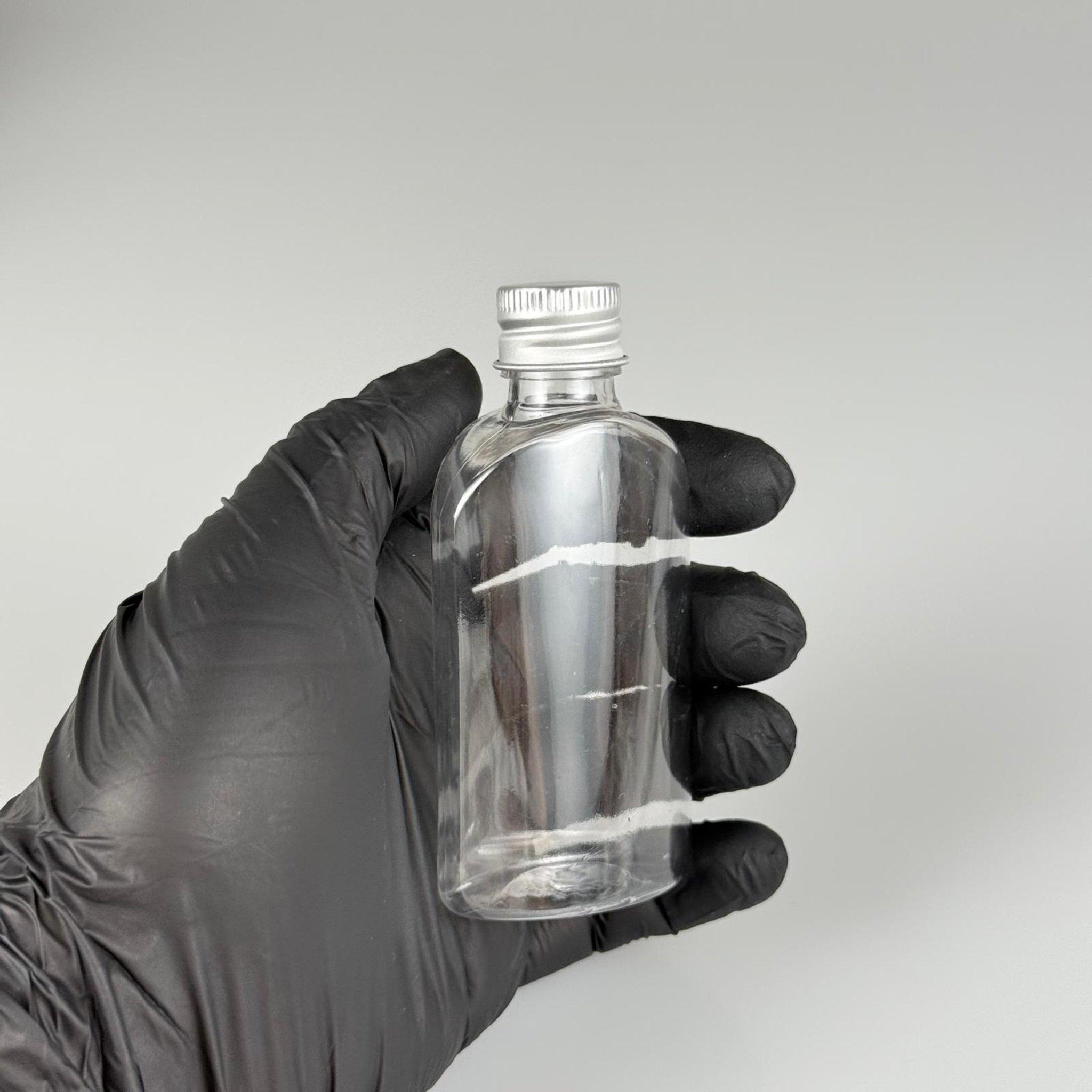50 CC ŞEFFAF YASSI OVAL MODEL PET ŞİŞE + KÖPÜK CONTALI GÜMÜŞ ALÜMİNYUM METAL KAPAKLI + DAMLALIKLI KOLONYA TIPALI TAKIM - 50 ML PLASTİK ŞİŞE