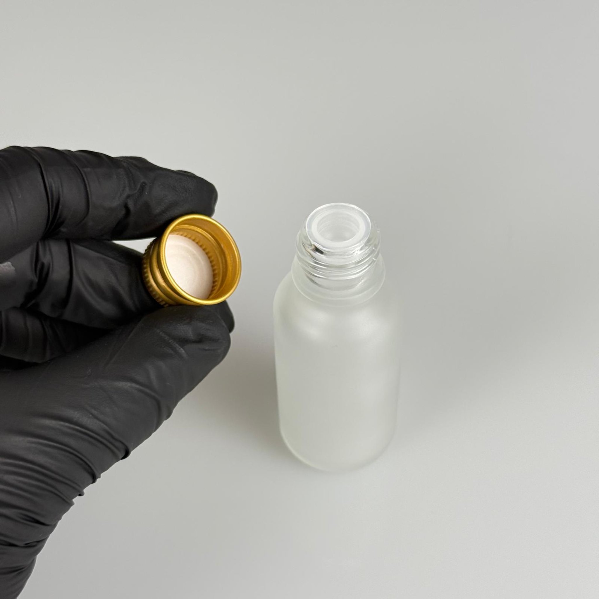 20 CC BUZLU CAM ŞİŞE + KÖPÜK CONTALI GOLD ALÜMİNYUM METAL KAPAKLI + DAMLALIKLI KOLONYA TIPALI TAKIM - 20 ML BUZLU CAM ŞİŞE