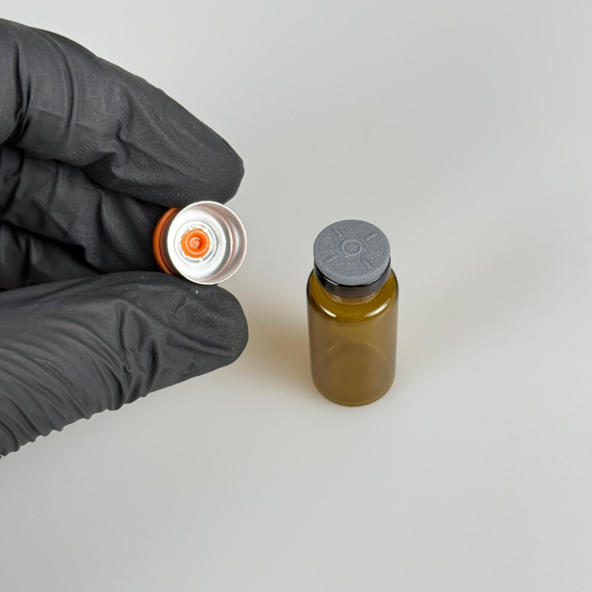3 ML VİAL FLAKON ŞİŞE- 13 AĞIZ 3 CC AMBER CAM İLAÇ ŞİŞESİ + KAUÇUK BUTİL ENJEKTÖR TIPASI + TURUNCU FLAKON KAPAKLI TAKIM