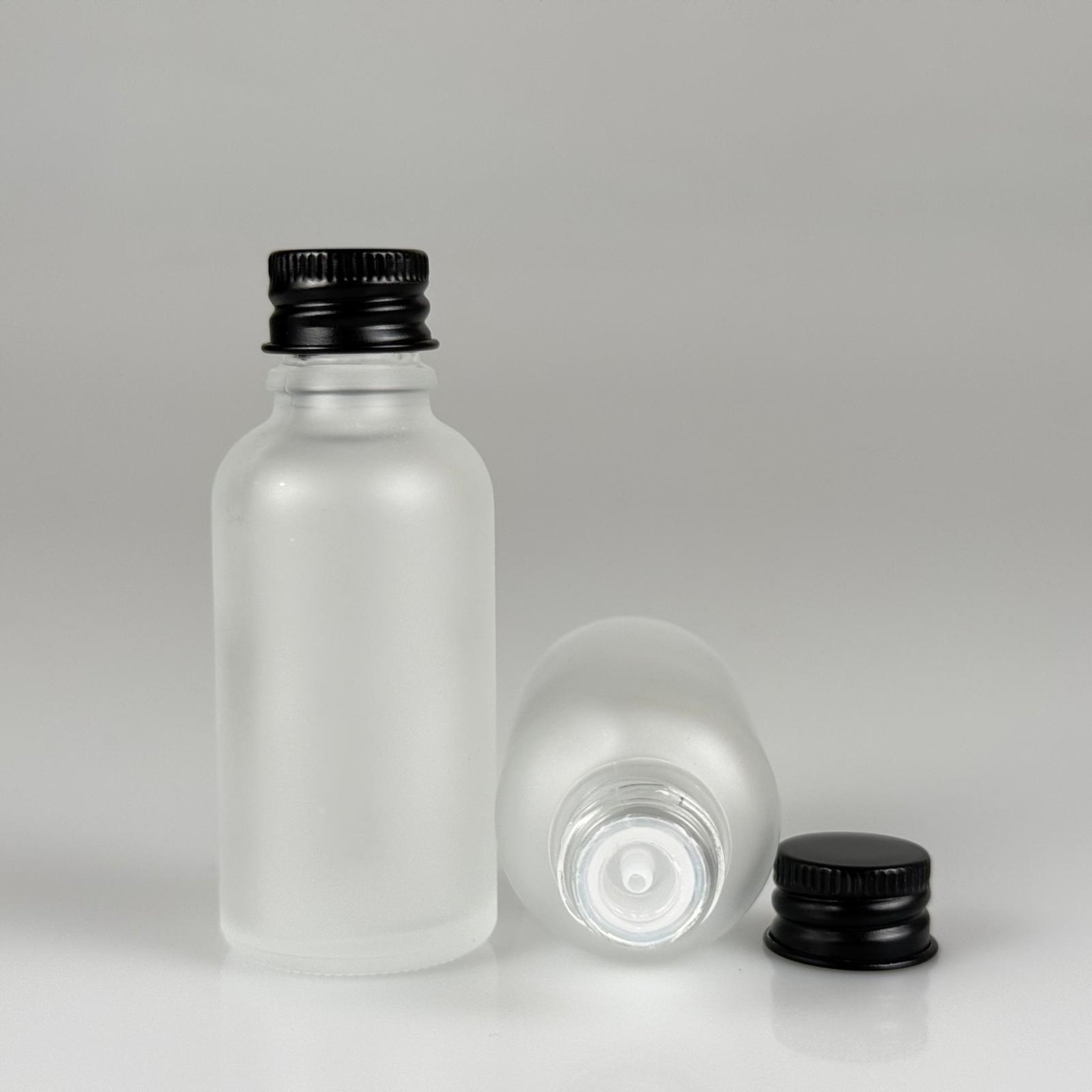 30 CC BUZLU CAM ŞİŞE + KÖPÜK CONTALI SİYAH ALÜMİNYUM METAL KAPAKLI + DAMLALIKLI KOLONYA TIPALI TAKIM - 30 ML BUZLU CAM ŞİŞE