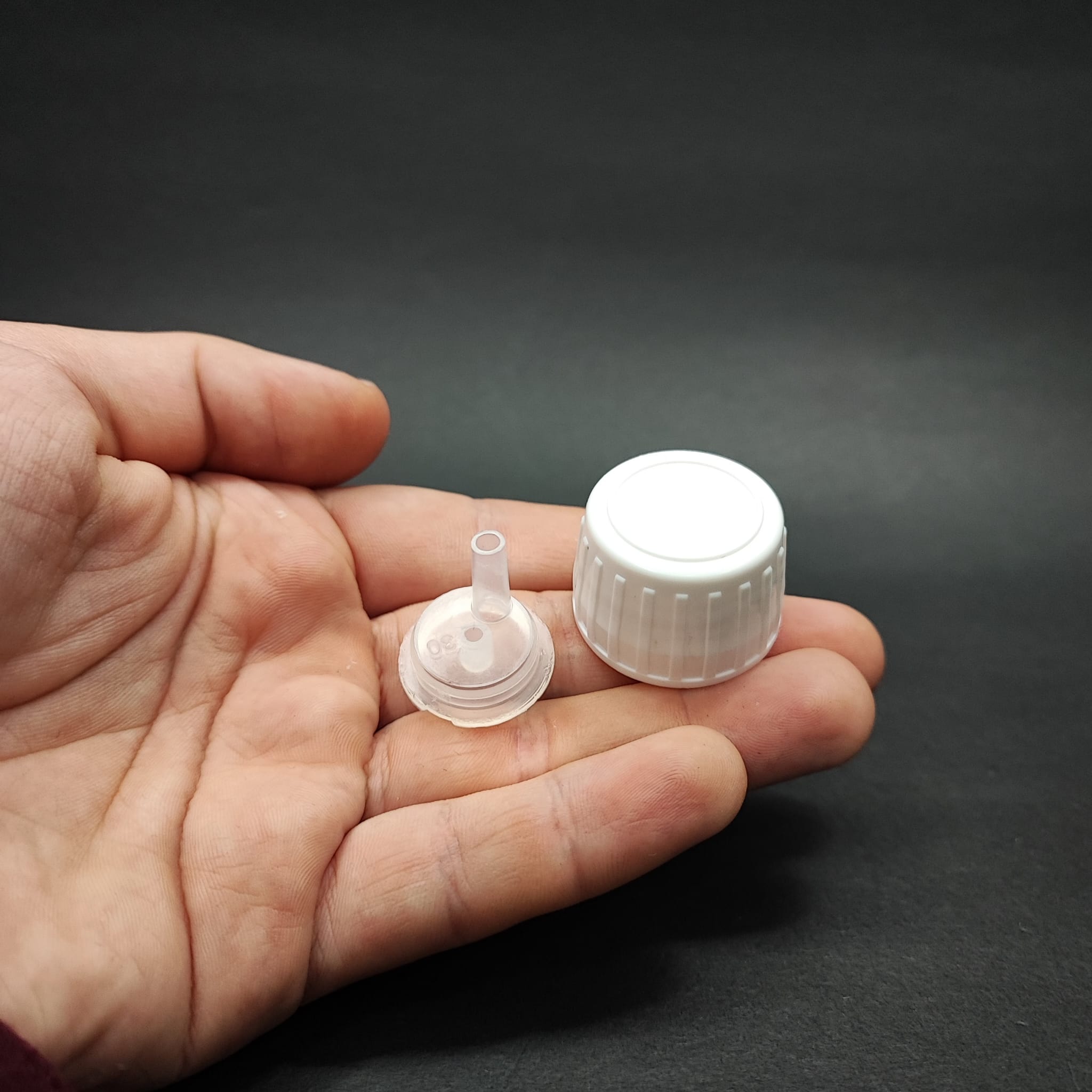 25 MM ECZA KAPAK KİLİTLİ BEYAZ + İÇTEN DAMLALIKLI TIPA