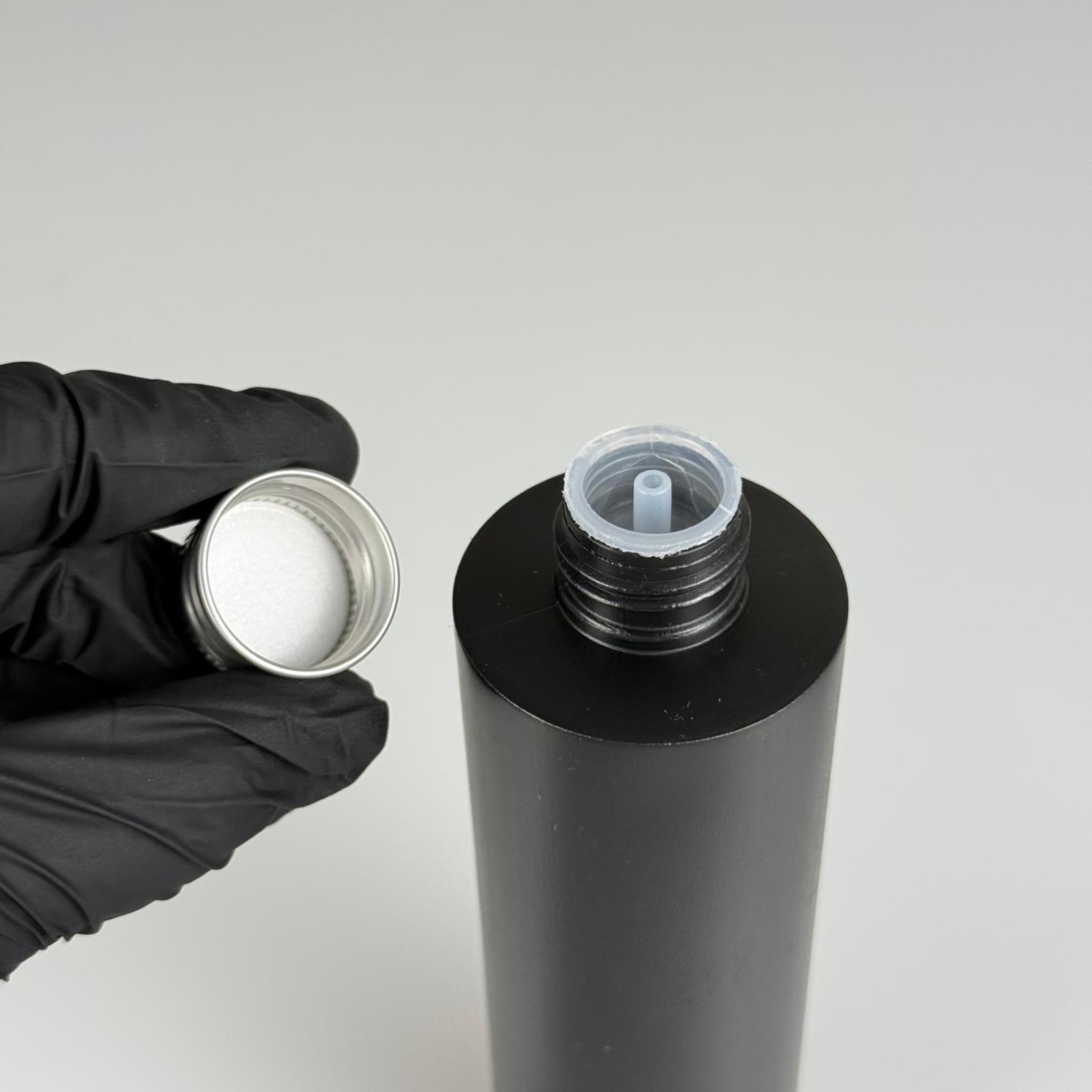 250 CC SİYAH SİLİNDİR MODEL MAT SERT POLİETİLEN ASETON ŞİŞESİ (24 AĞIZ) + KÖPÜK CONTALI GÜMÜŞ METAL ALÜMİNYUM KAPAK + KOLONYA TIPALI TAKIM - 250 ML KAPAKLI POLİETİLEN ŞİŞELER