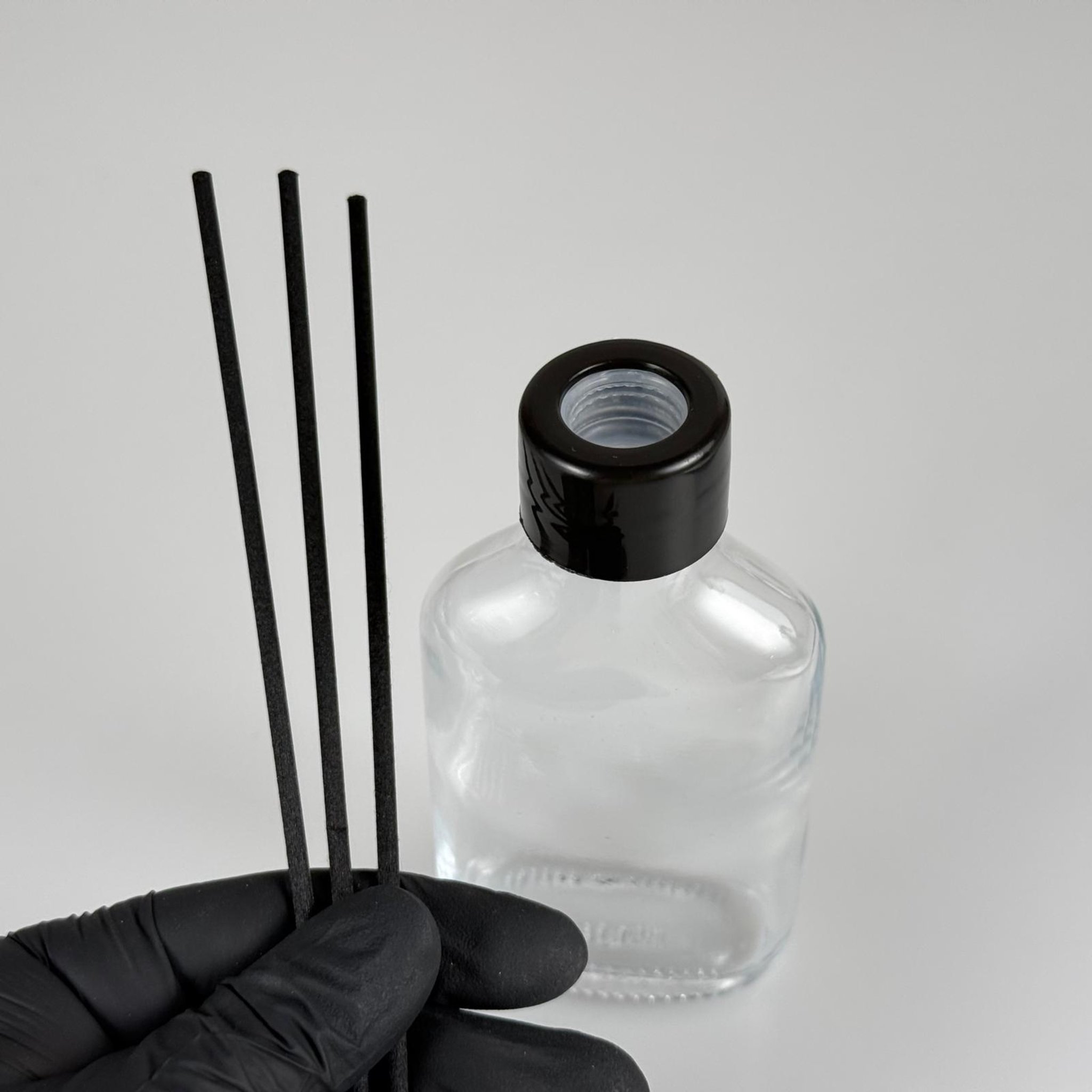 100 CC YASSI CAM BAMBU ODA KOKUSU ŞİŞESİ - 100 ML ÇUBUKLU BAMBU ODA KOKUSU ŞİŞESİ - DİFÜZÖR ŞİŞE- CAM ŞİŞE + SİYAH VİDALI DELİKLİ KAPAK + KÖR TIPA + 3 ADET FİBER SİYAH BAMBU ÇUBUK
