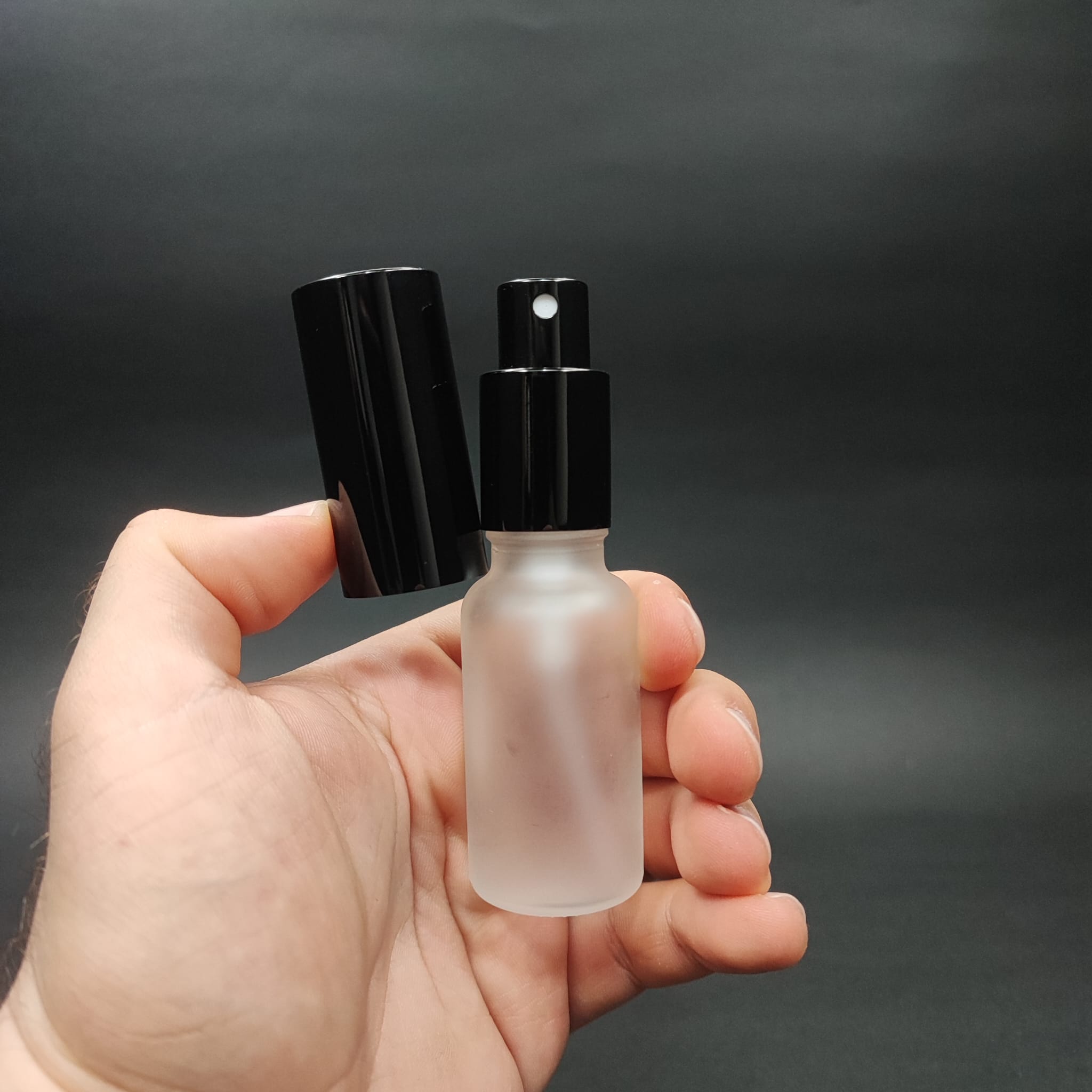 20 ML LÜKS VİDALI VALF ÇEVİRME PARFÜM ŞİŞELERİ - 20 CC BUZLU CAM ŞİŞE - SİYAH METAL SPREYLİ KAPAKLI SET