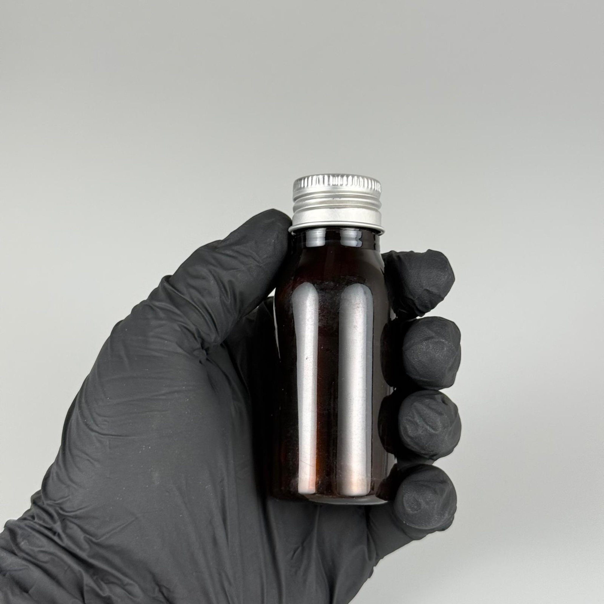 50 CC AMBER SERT MODEL PET ŞİŞE (24 AĞIZ) + KÖPÜK CONTALI GÜMÜŞ METAL ALÜMİNYUM KAPAK + KOLONYA TIPALI TAKIM - 50 ML KAPAKLI KAHVERENGİ PLASTİK ŞİŞELER