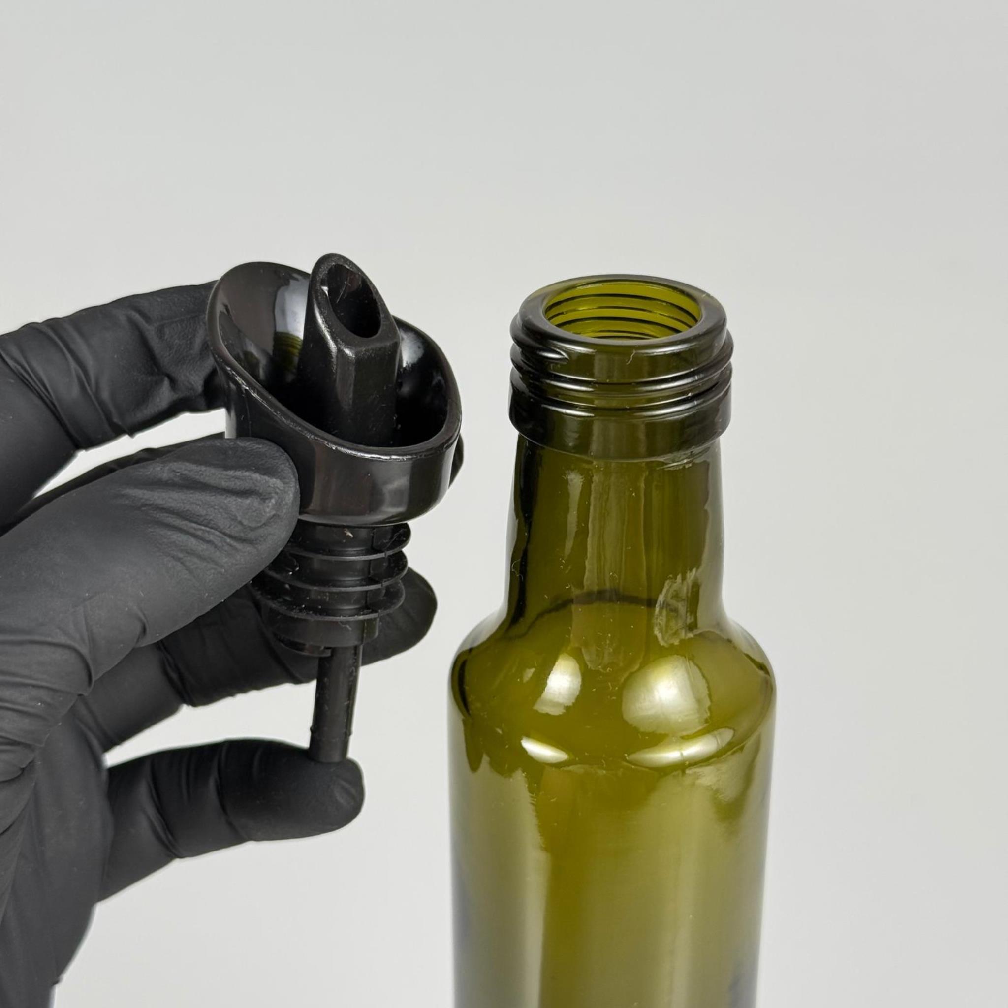 Akıtmaz Kapaklı Şık Cam Yağlık – Zeytinyağı ve Sirke İçin - Restoran Tipi 250 ML Yeşil Dorika Silindir Yağdanlık Siyah Akıtıcı Başlıklı
